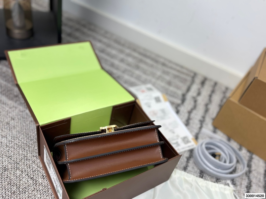 p170 配礼盒 Burberry巴宝莉TB金扣豆腐包 白色超美太适合春夏了 尺寸22.15