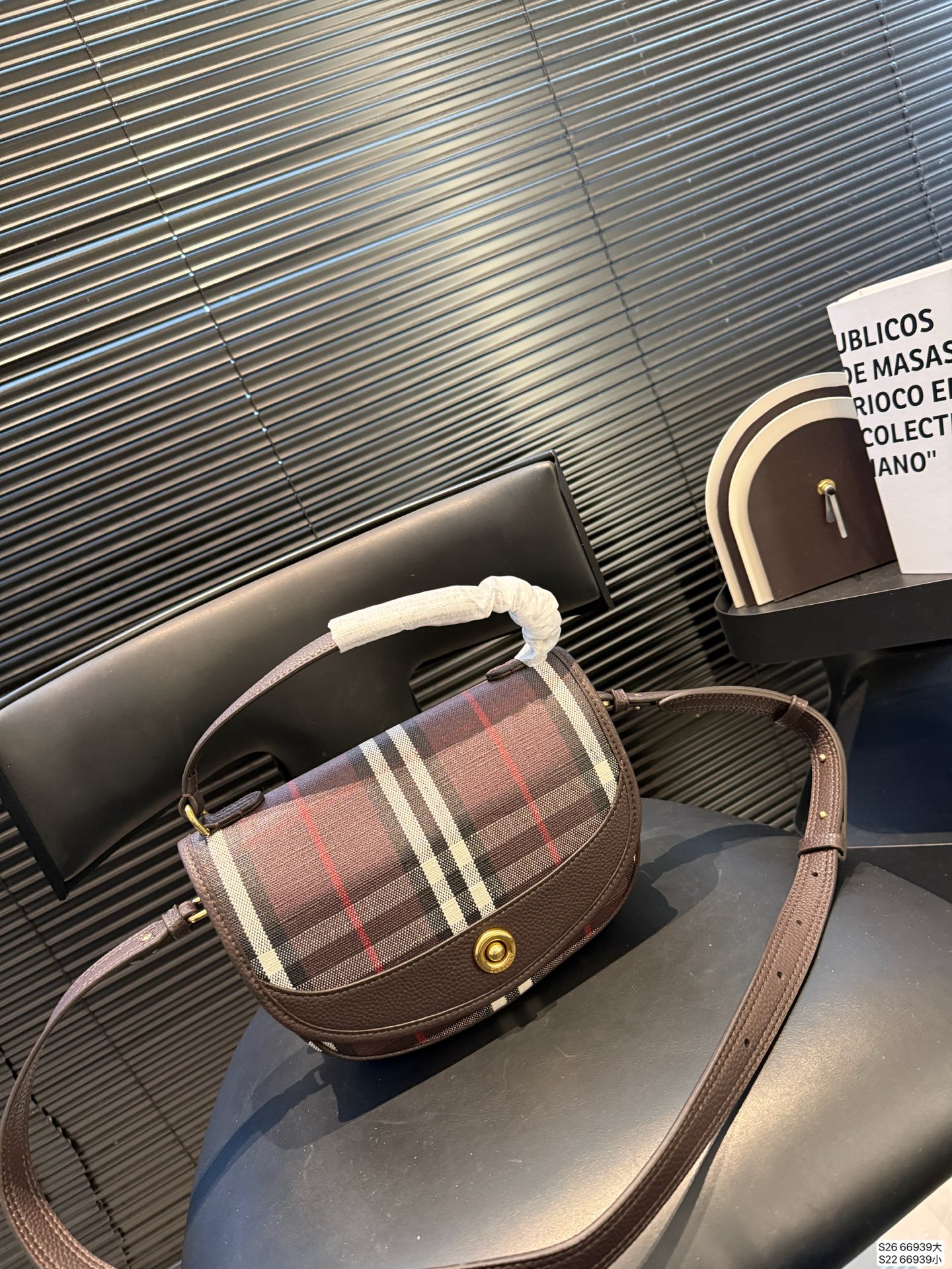 大号P180 小号P160 当经典格纹,邂逅浓郁秋色 复古⻛格的摩登面貌 🟣 复古格纹永不过时 高级感穿搭公式,一件Burberry就够了。 尺寸大24 19 小18 13 货号66939