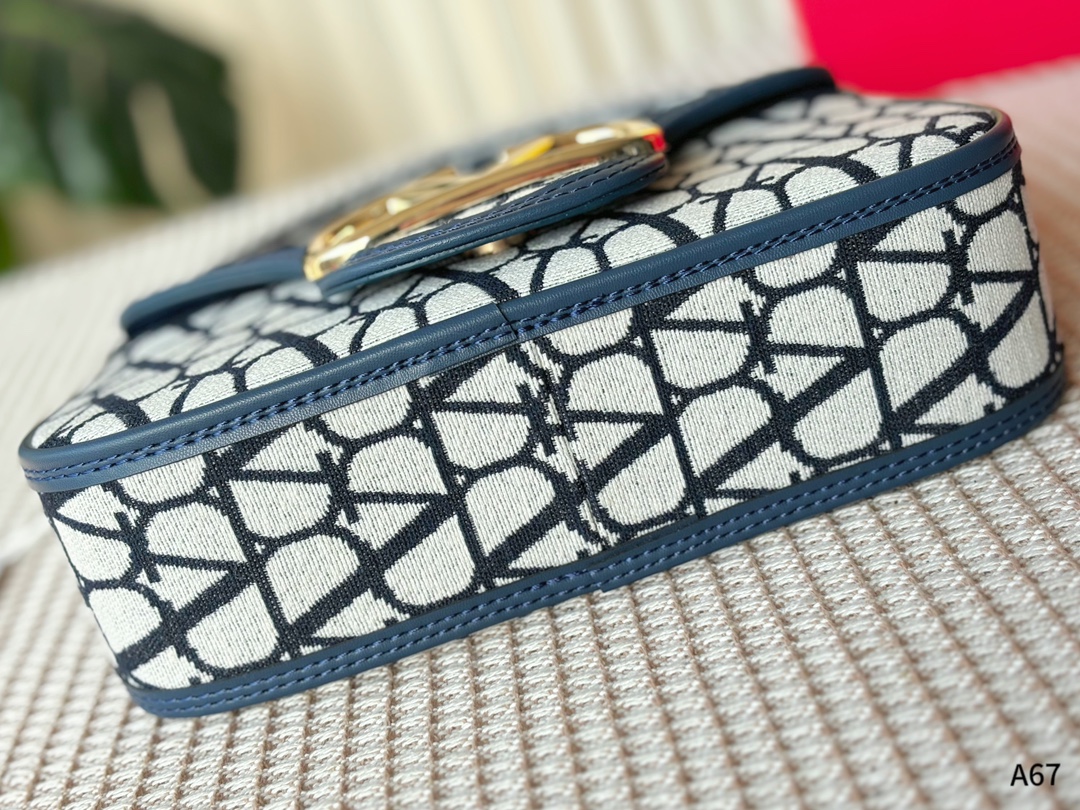 💰135 折叠礼盒包装 🌟Valentino 华伦天奴Loco 绝美仙女必备 也太好看了叭 手提单肩都🉑 解锁时尚魅力 可盐可甜 做整条街最靓的女孩👩🏼&zwj;🦱 尺寸：23-7-13