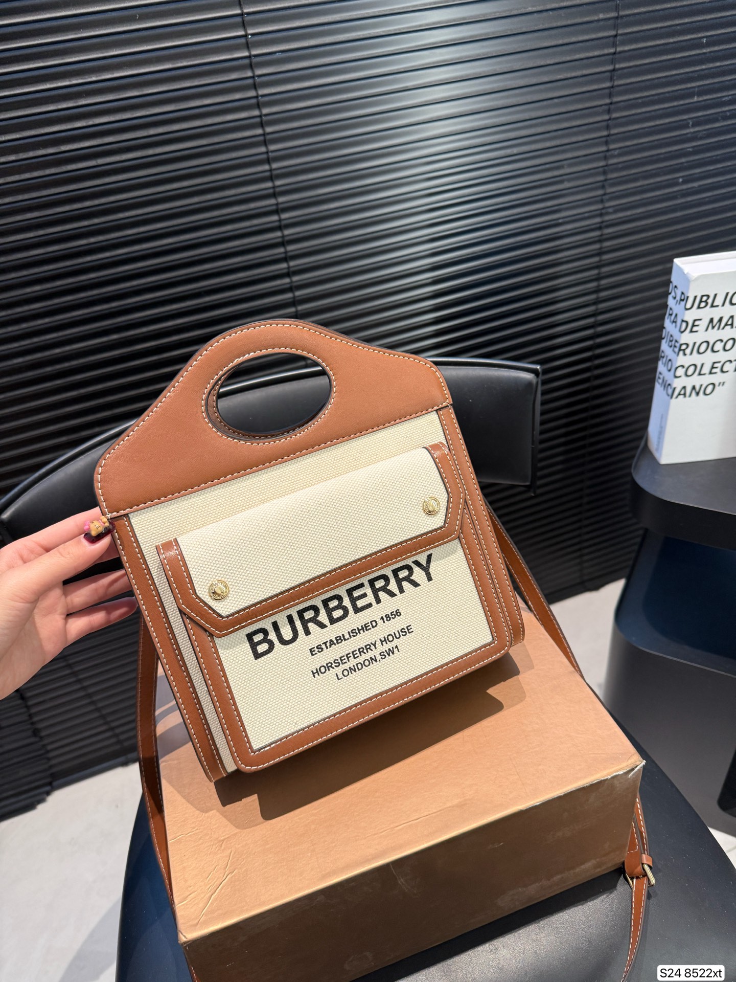 P170 配折叠盒 这款包包算是Burberry家的爆款啦‼️白棕双拼,满满的复古文艺风,又有一种优雅的高级感,更是时尚达人明星街拍的常客了~ 尺寸23 22 货号8522