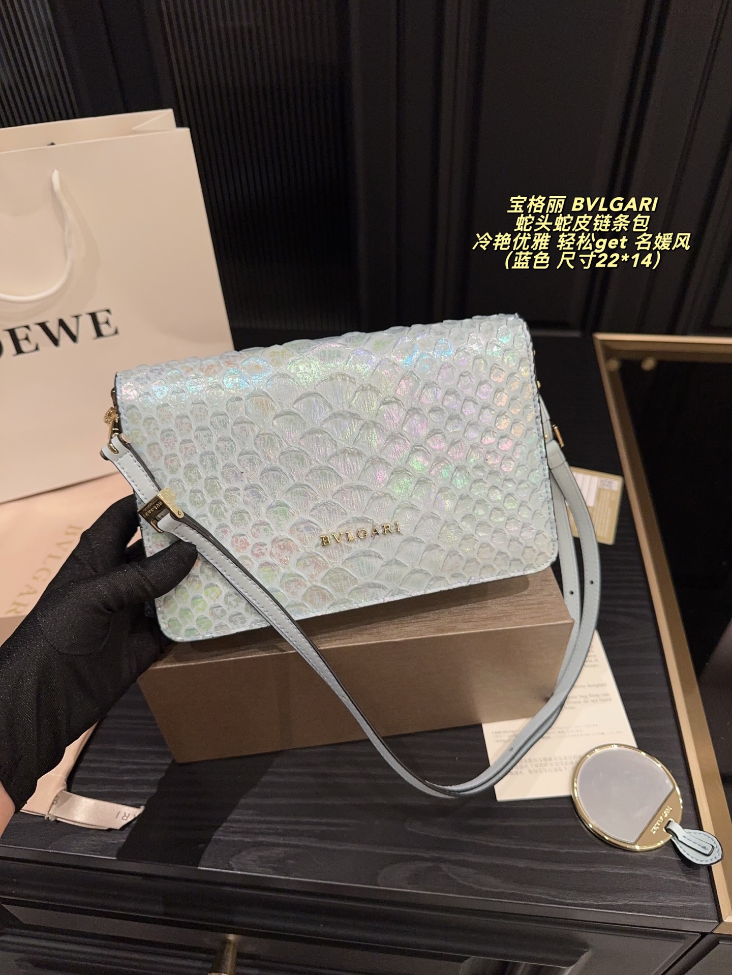 P215 配折叠盒⚠️尺寸22*14 宝格丽 BVLGARI 蛇头蛇皮链条包 冷艳优雅 女神都爱背的宝格丽蛇头包 轻松get 名媛风 包包实物材质细节做的很有质感 蛇头锁扣是珐琅材质 搭配的宝石拼色给整只包增添了神秘高级感