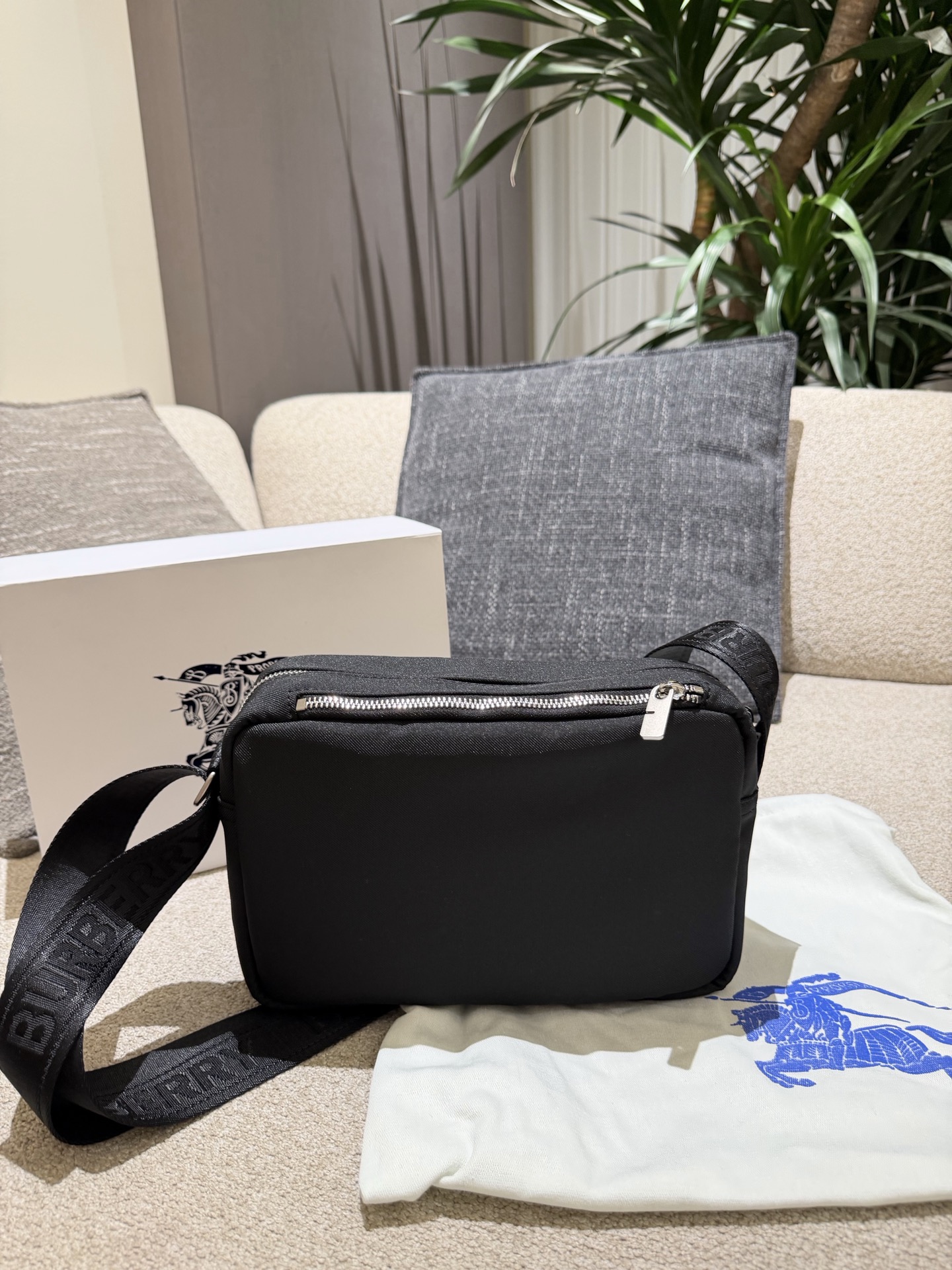 p160 巴宝莉男包秋冬季轻便穿搭 巴宝莉 斜背包,装饰与内衬配色呼应的精纺崁纱骑士印章,以反光纱线打造,源自 1980 年代品牌包款的典藏图案。肩背带点缀同色系 Bur字母徽标,可调节缔造肩背或斜挎造型。 尺寸:26.5 x 9 x 18cm配盒子