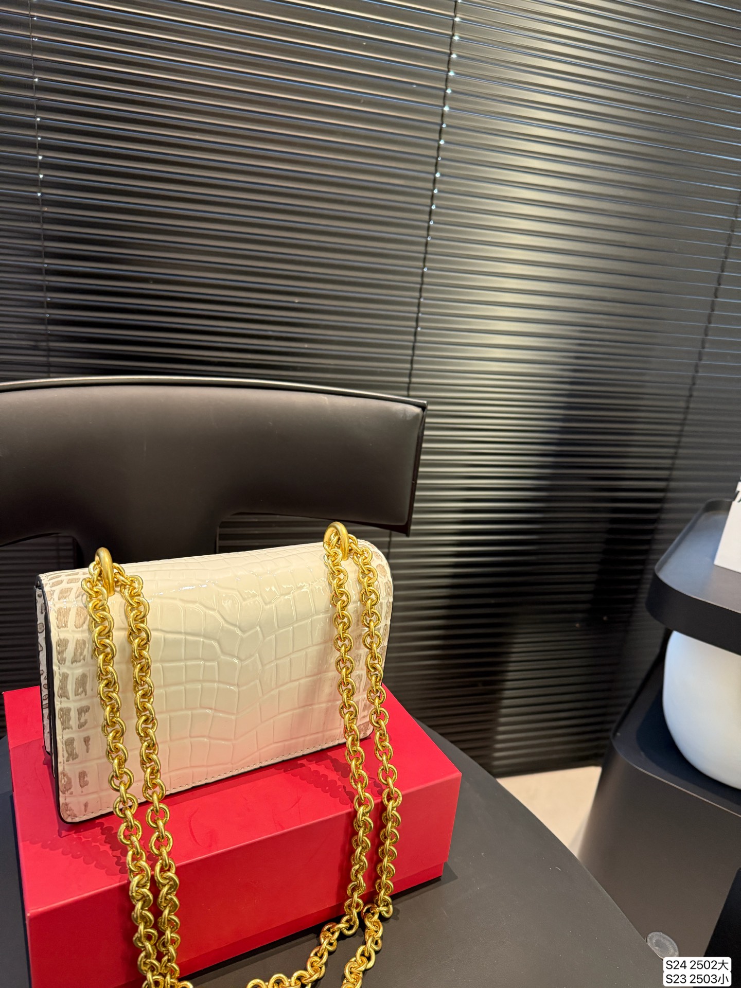 大号P170 小号P165 配折叠盒子 华伦天奴链条包Valentino SS25 Vain系列链条包打造简约复古风尚光面牛皮革触感高级金属吸扣开合方式 珠宝盒般使用感受#华伦天奴valentino #复古 # 尺寸：大号24 15 小号19 12 货号大2502 小2503