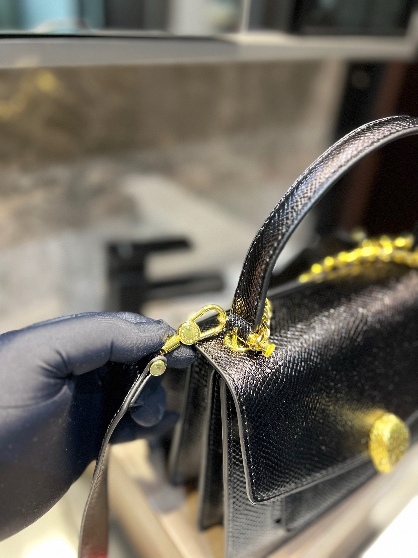 ❤️P155（礼盒包装）❤️ 宝格丽劲爆款！众多明星同款，包包小巧圆润饱满，标志性的蛇头扣点缀玛瑙石，柔软小羊皮包身拿在手里超级有质感，真是气质无敌了，分享给你们，不能我一个人种草！t尺寸：21 18