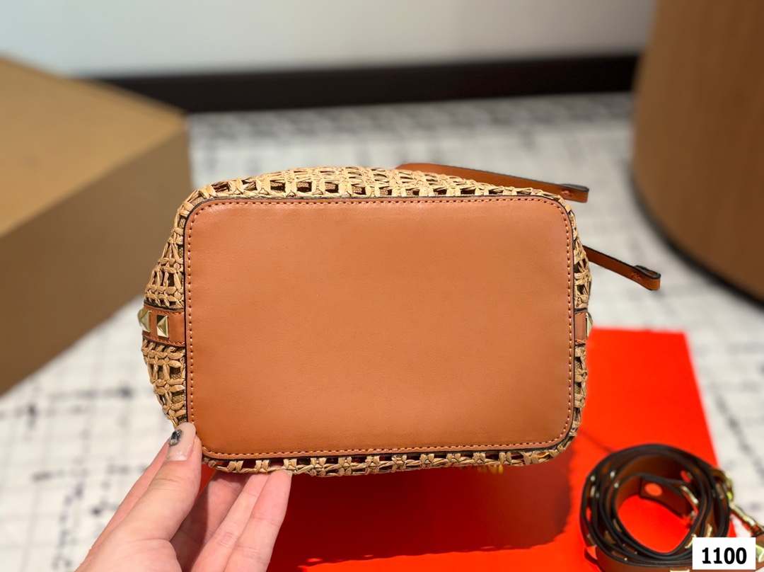 P185 配折叠盒子 Valentino 华伦天奴编织包24春夏浓浓的度假风，却也适合日常觉得这样的包包得有一个，毕竟，海浪、沙滩，没人想拒绝# 尺寸：18 20