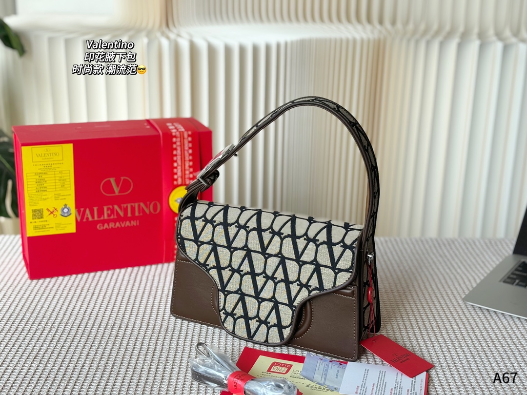 💰180 折叠礼盒包装 🌟华伦天奴印花腋下包 解锁时尚魅力 🉑盐🉑甜 整条街最靓的女孩 尺寸：28-8-16