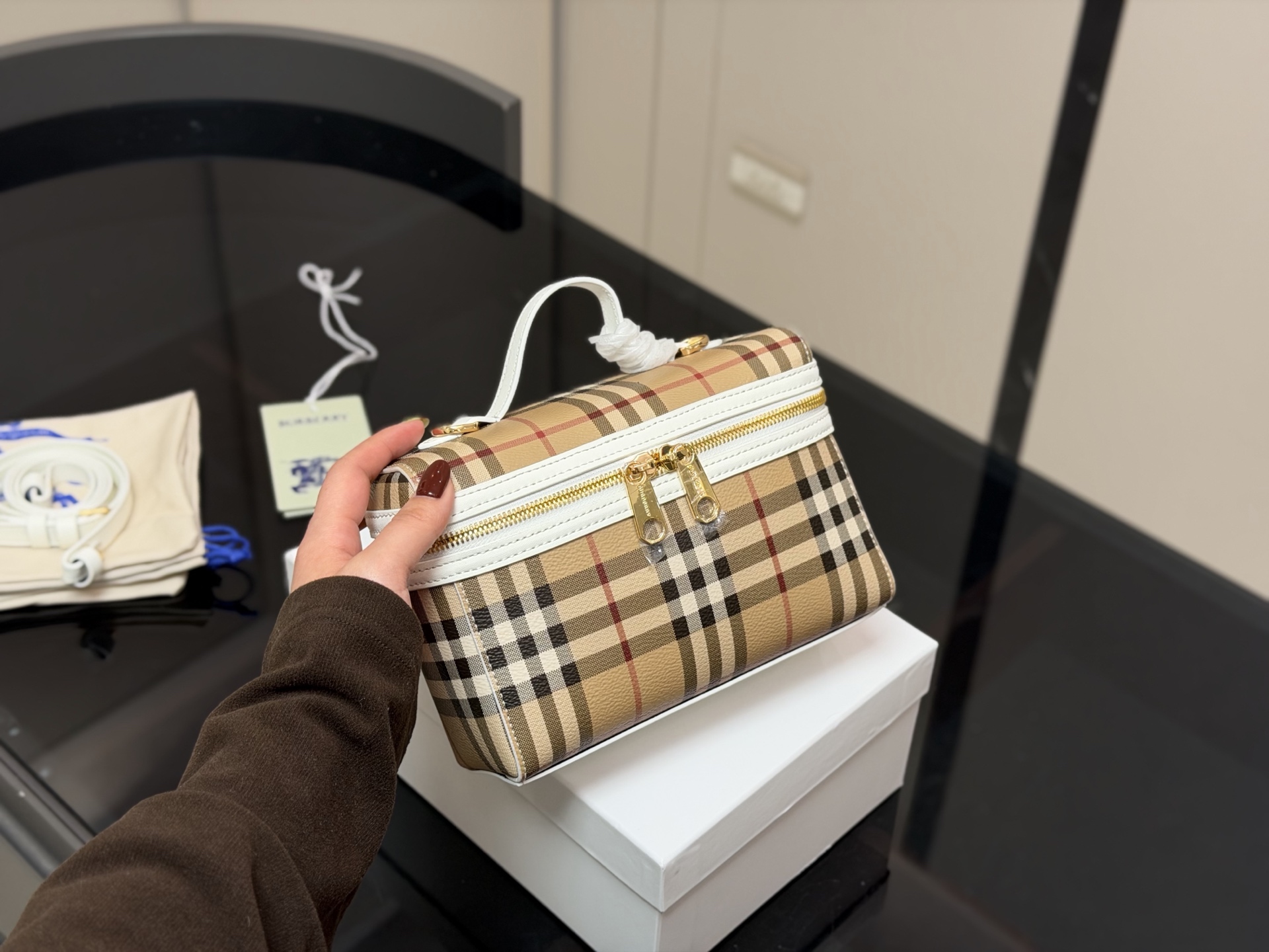 ¥170 配盒 size:20(底宽)*14cm(高) 巴宝莉LP小盒子包 性价比超高的一只格纹小盒子 真的好可爱呀 可甜可盐太可爱啦! 可以手拿可以肩背长度刚刚好