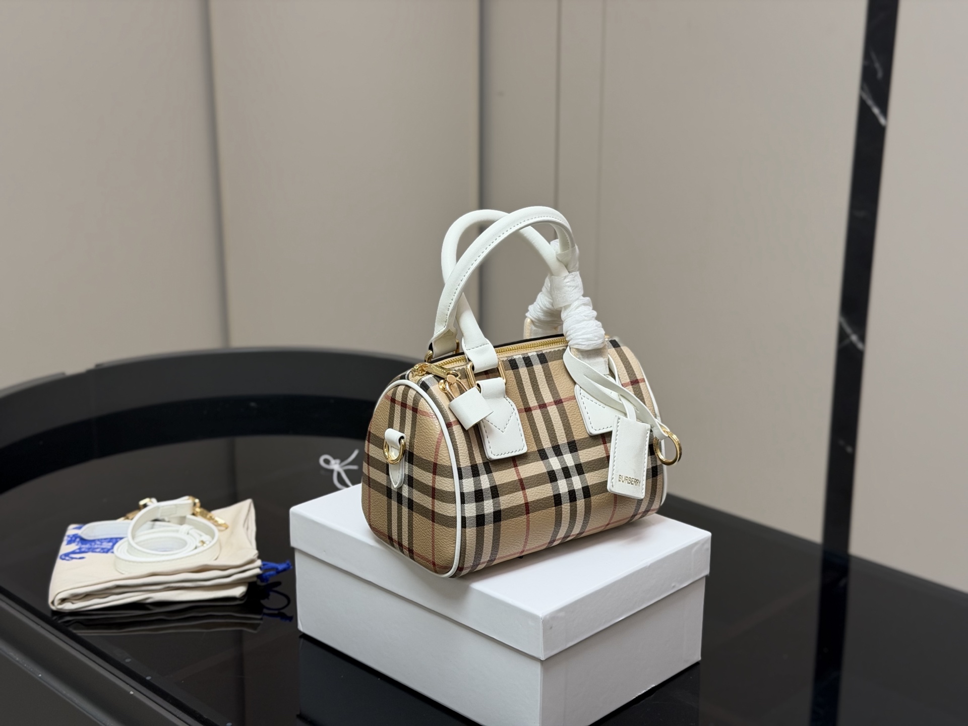 ¥160 配盒 size:20.13cm 巴宝莉|敲可爱的枕头包~ 多配色、手提斜挎随心搭配~