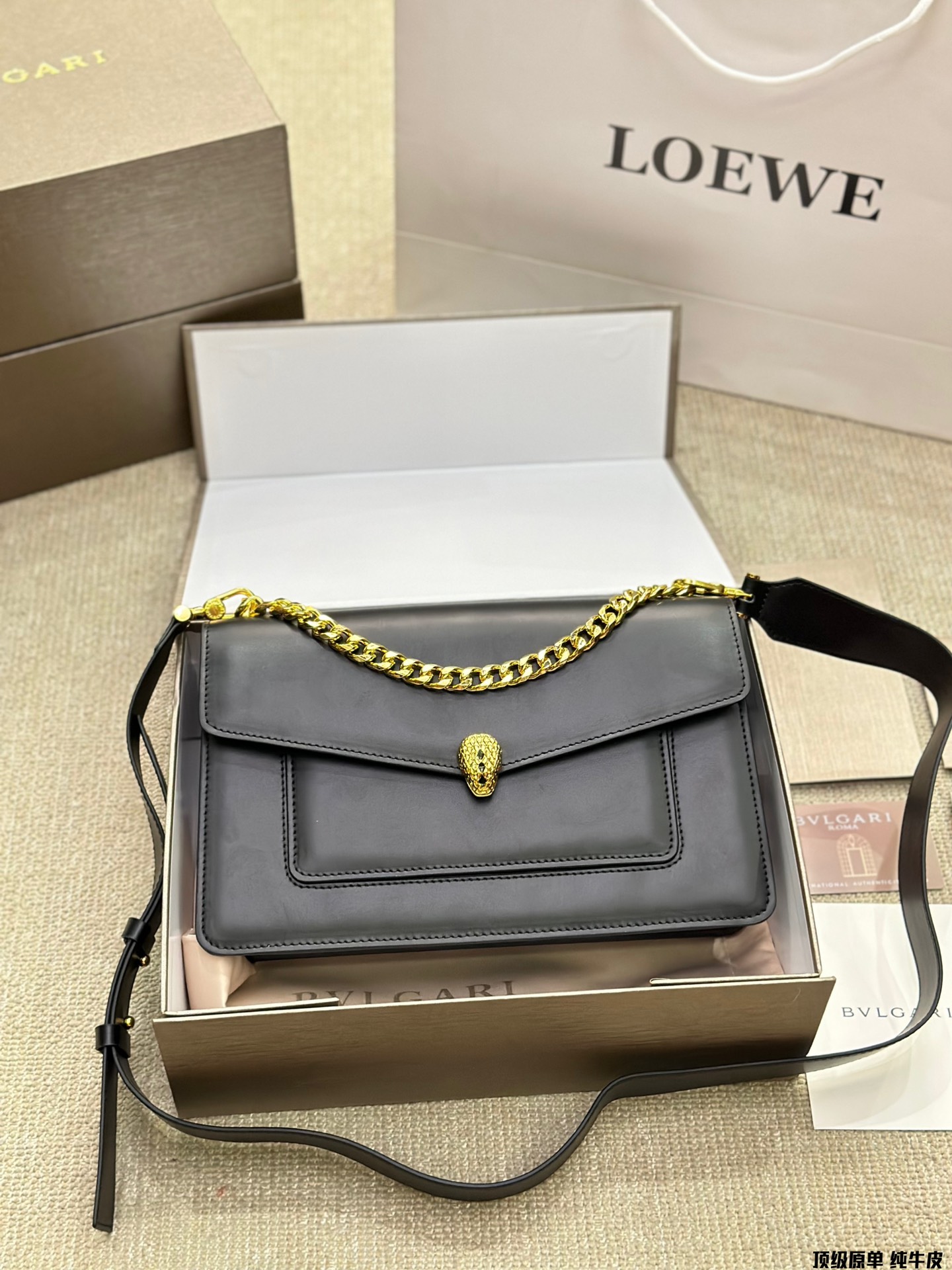 顶级原单 纯牛皮p220 宝格丽Bvlgari 神仙合作款 Ss24限定系列 撞色新款 原版珐琅蛇头 A爆啦 原单品 Woc风琴包 内里原版隔断 [得意]可单肩可斜挎 万年不过时 专柜对版 彰显高级品味 如果女人衣柜里面没有一款宝格丽就称不上一个完美的女人❤️进口原版珐琅蛇头扣 五金扣好质感巨百搭，质量好到爆棚 版型油边超级牛[得意][得意]细节决定品质[玫瑰]尺寸：25cm