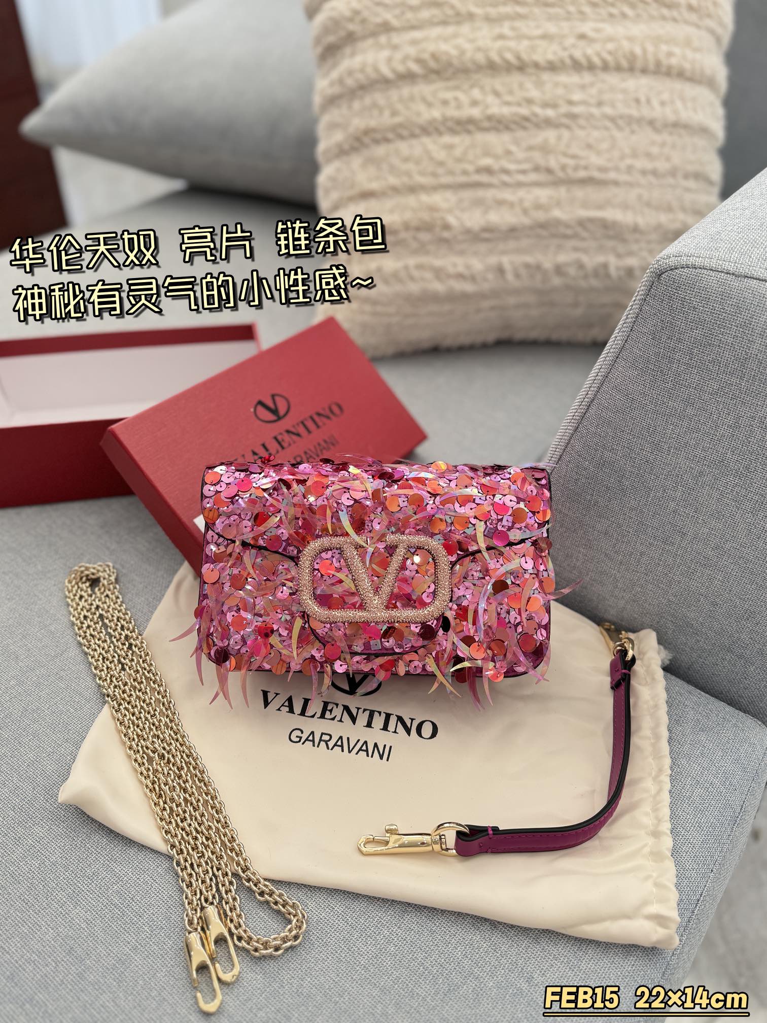 P420 配盒🎀 size：22&times;14 Valentino华伦天奴 亮片 链条包 手提单肩斜挎包 华伦天奴 Loco亮片单肩包上身效果很惊艳，高级又不刻板美尽在其中，神秘有灵气的小性感 出席宴会晚会之类时一定要选择亮闪闪
