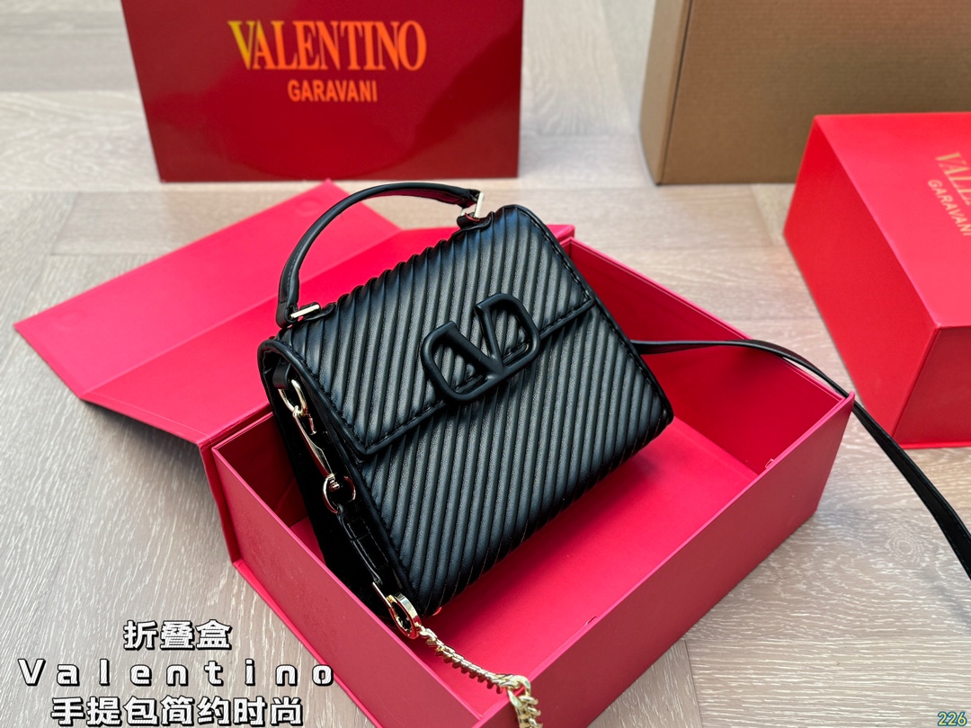 ¥170折叠盒 华伦天奴Valentino手提包 简约的包身廓形解锁时尚魅力 可盐可甜 让你成为整条街最靓的女孩 很百搭哦 yyds 尺寸:21 16