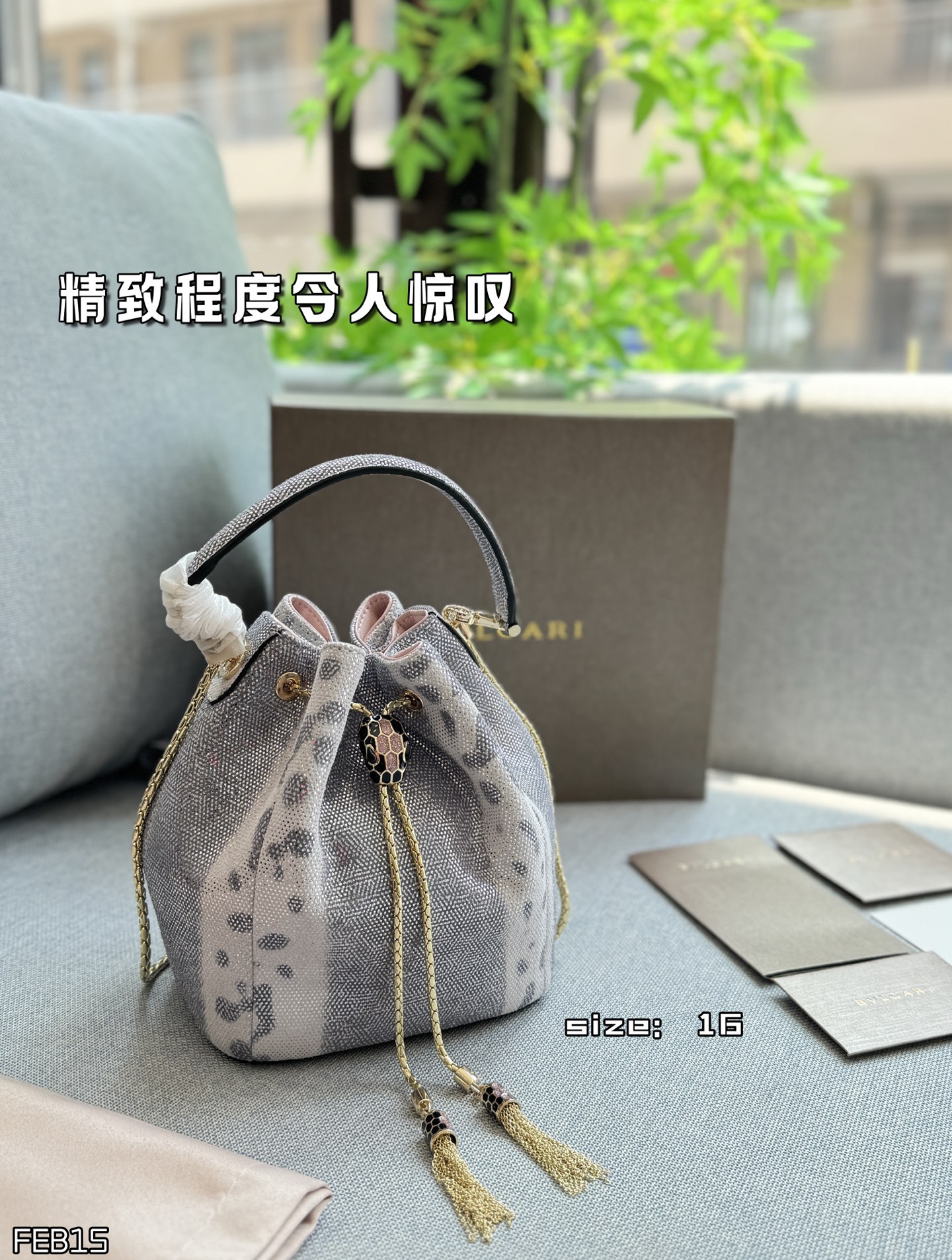 💰240 折叠盒 size:16×19 BVLGARI宝格丽 SERPENTI FOREVER系列 蛇头抽绳扣 水蛇纹 水桶包单肩斜挎包 细节处理的精致程度令人惊叹。 立刻感受到了它的优雅和卓越。 线条流畅且美观,让人爱不释手。