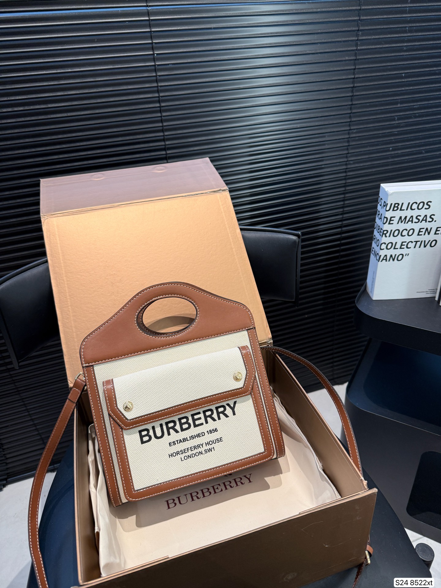 P170 配折叠盒 这款包包算是Burberry家的爆款啦‼️白棕双拼,满满的复古文艺风,又有一种优雅的高级感,更是时尚达人明星街拍的常客了~ 尺寸23 22 货号8522