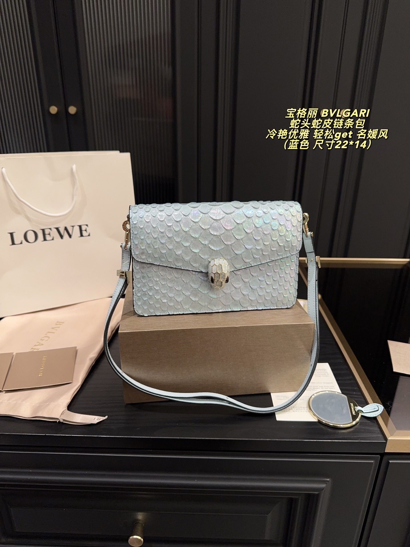 P215 配折叠盒⚠️尺寸22*14 宝格丽 BVLGARI 蛇头蛇皮链条包 冷艳优雅 女神都爱背的宝格丽蛇头包 轻松get 名媛风 包包实物材质细节做的很有质感 蛇头锁扣是珐琅材质 搭配的宝石拼色给整只包增添了神秘高级感