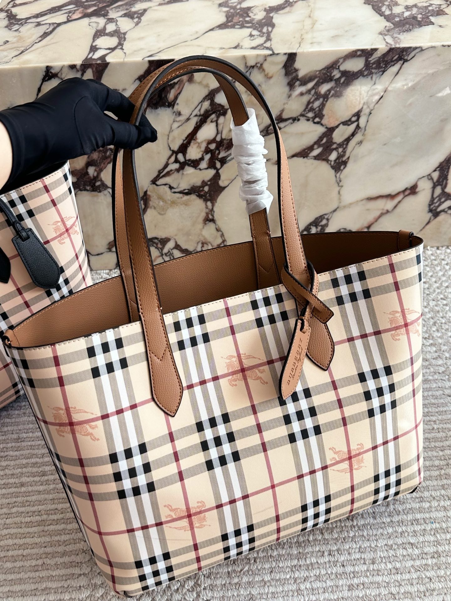 p150 Burberry巴宝莉经典款双面托特包 Burberry巴宝莉双面tote托特包,最喜欢的托特包~ 经典格纹和黑色两面都可以使用,上 身给人简约利落的感觉 一年四季都能背,百搭又耐看,最主要是非常实用~ 容量超大,短途旅行、上 班上学用来放书或者资料都OK台还可以用来当妈咪包哦 自己配个内胆东西就可以归类,方便拿东西还安全! 35cm无盒