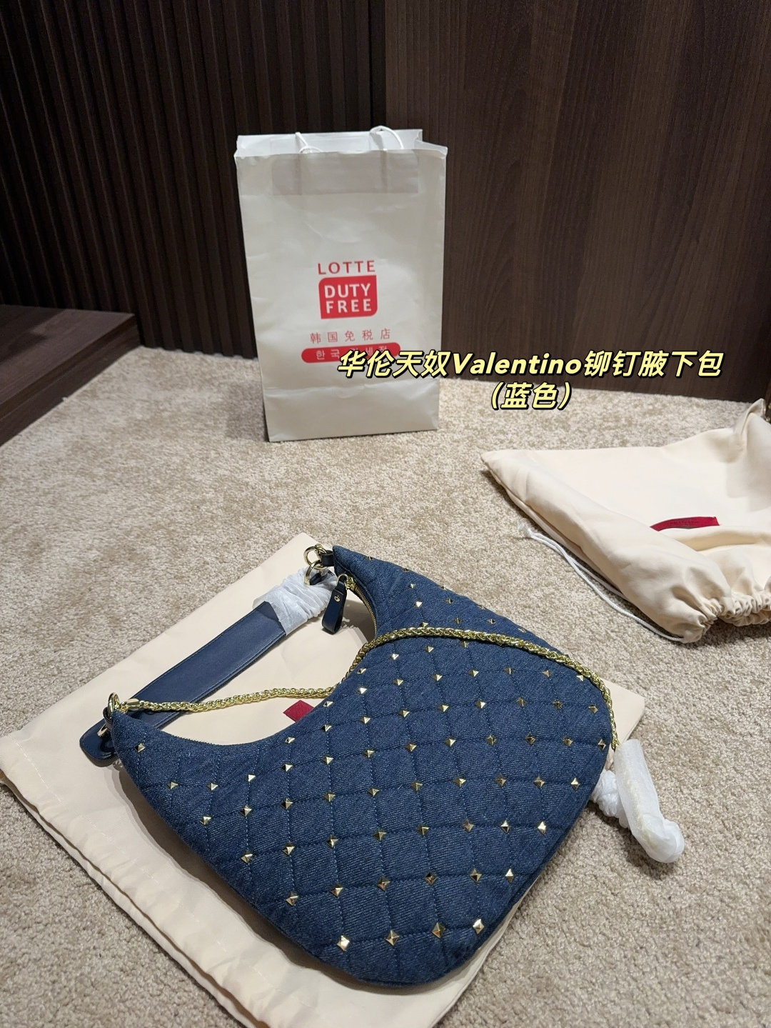 p160配折叠盒⚠️尺寸16.19 华伦天奴Valentino铆钉腋下包 超经典的华伦天奴铆钉包,永不过时的时尚单品!💖每一款都超美,经典百搭,时尚度满分~✨