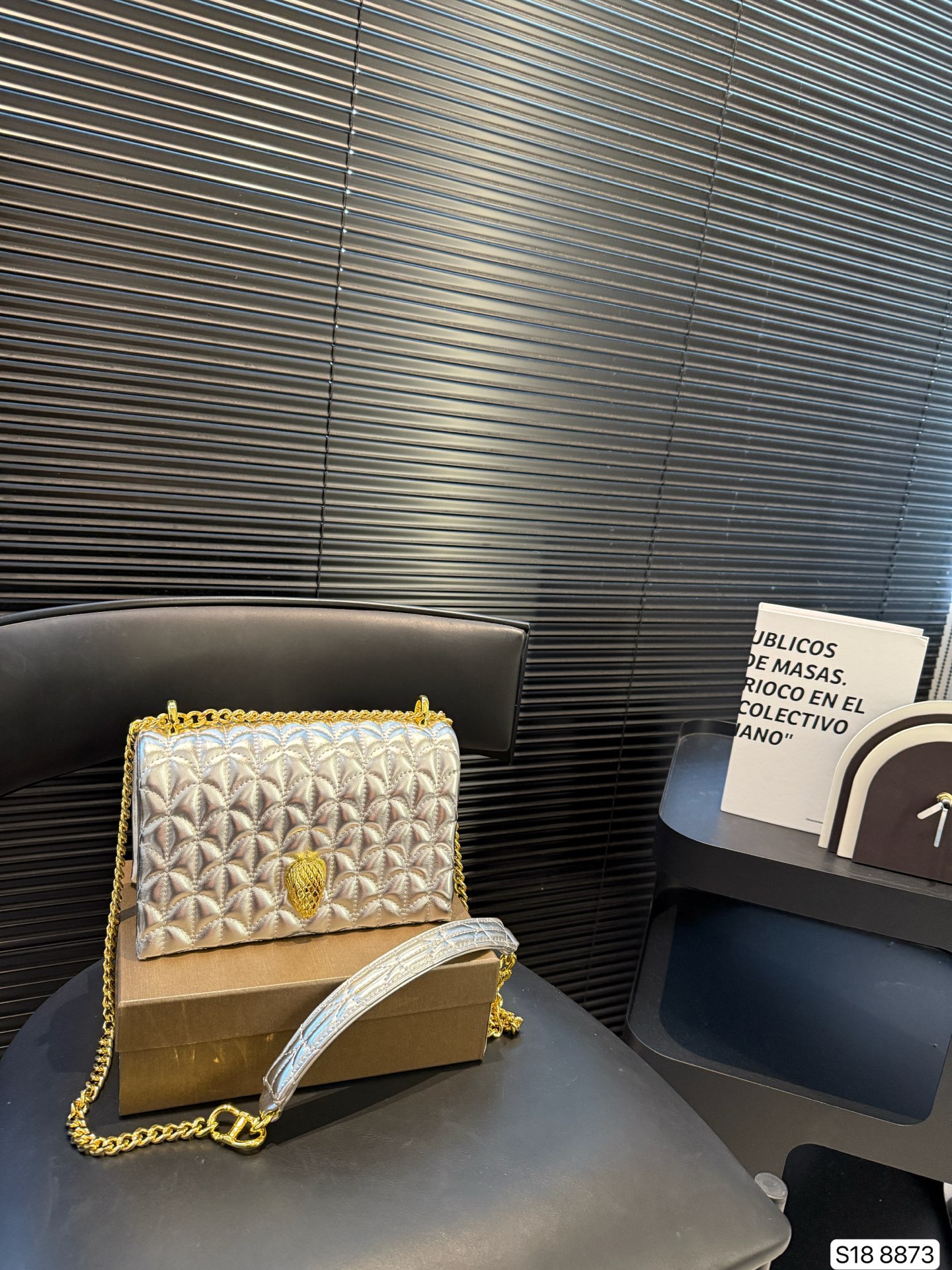 P140 配盒子 只有宝格丽可以把珠宝的精致工艺完美地展现在包包上，体现了罗马艺术灵感与珠宝工艺完美结合。包上满是罗马卡拉卡拉的马赛克图案，也就是我们通常所说的扇子。宝格丽高识别度包包，适合平时和特别场合背，又不会轻易撞包。 尺寸21 14 货号8873