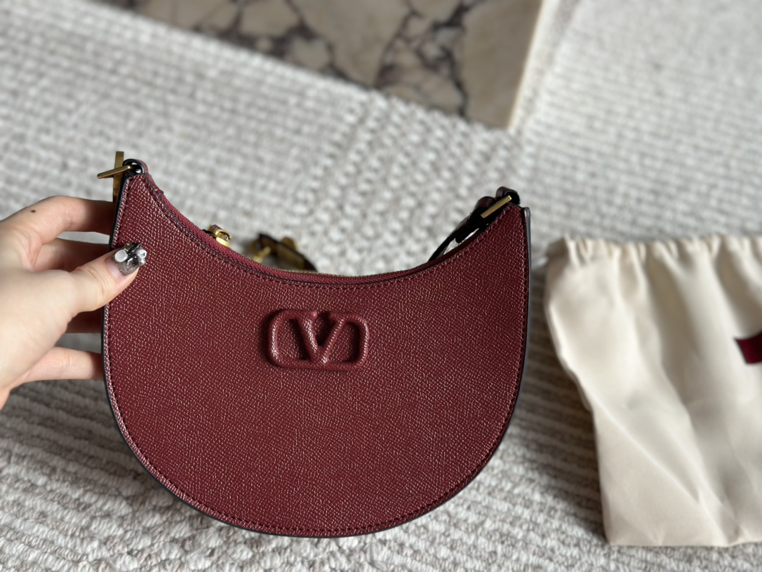 P175 折叠礼盒 Valentino 华伦天奴Loco 绝美仙女必备 也太好看了叭 手提单肩包 解锁时尚魅力 可盐可甜 整条街最靓的女孩 尺寸 20 13cm