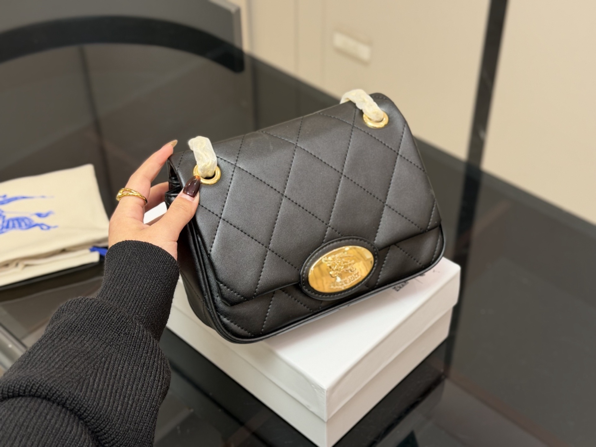 &yen;190 配盒 size：23*17cm 巴宝莉Lola 新品链条包 皮质加上珩缝工艺 写满了高级！ 和我的基础款怎么搭都好看！