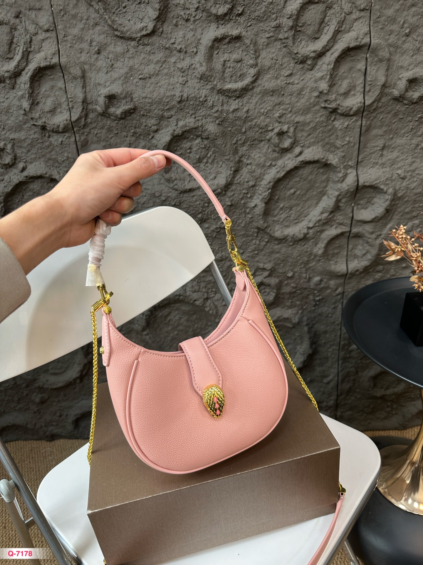 💰220 配折叠盒 宝格丽短肩带腋下背!荔枝纹牛皮金属长肩带可以斜挎!就算腋下包的风过去了还可以继续斜挎!摩登时髦简约! 我个人非常喜欢的链条提手十 宽肩带设计,链条斜挎包也炒鸡可爱!鲜艳的配色!小小的个头!很难说不爱!尺寸19.14cm