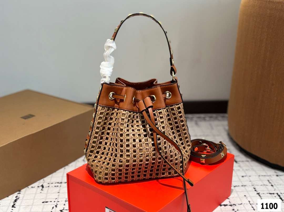 P185 配折叠盒子 Valentino 华伦天奴编织包24春夏浓浓的度假风，却也适合日常觉得这样的包包得有一个，毕竟，海浪、沙滩，没人想拒绝# 尺寸：18 20