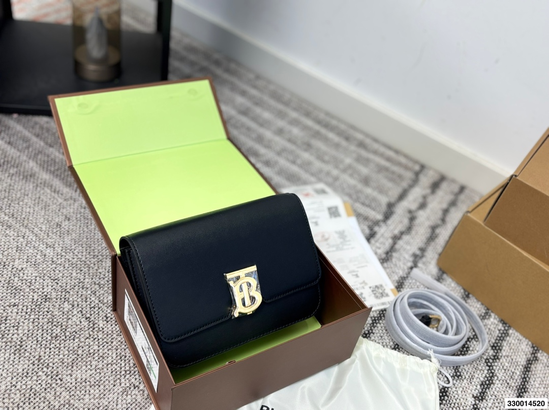 p170 配礼盒 Burberry巴宝莉TB金扣豆腐包 白色超美太适合春夏了 尺寸22.15