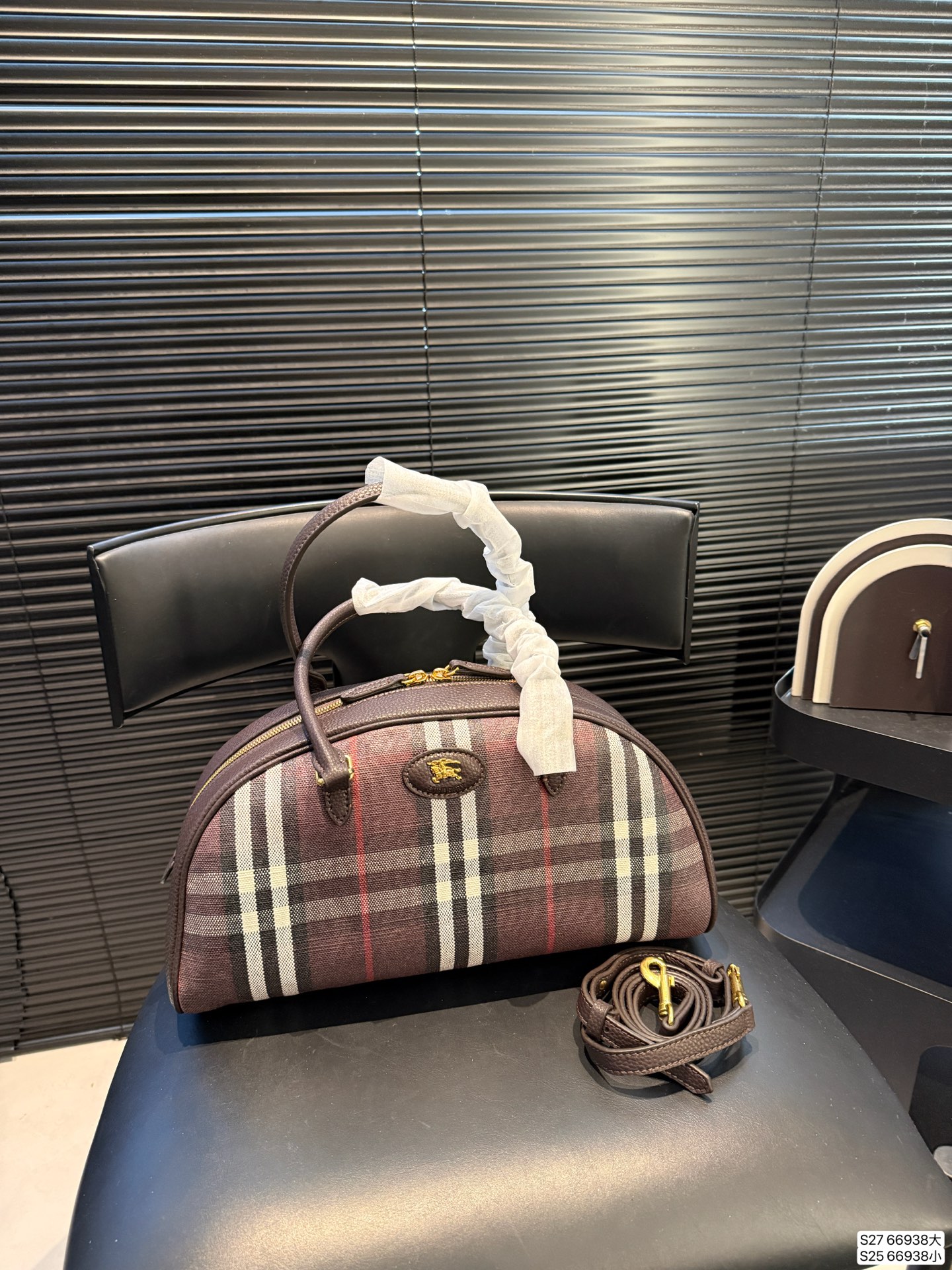 大号P185小号P175 巴宝莉一眼沦陷的复古优雅 救命!包包也太戳我心巴了吧🥰 经典的格纹元素,搭配复古的贝壳包型,真的是把优雅刻进了DNA里! 它的容量也超棒,日常出门需要带的手机、口红、粉饼什么的,都能轻松装下。而且还有长肩带,可以手提尺寸大34 18 小19 13 货号66938