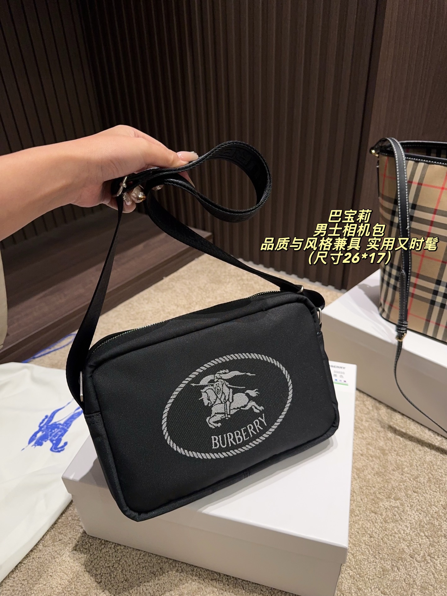 P160配盒⚠️尺寸26*17 Burberry 巴宝莉 男士相机包 黑色尼龙材质＋战马刺绣，英伦风满满！双隔层设计，收纳超方便。肩带可调节，斜挎or手提都OK，通勤、旅行都能轻松驾驱。尼龙轻便耐用，日常出门无压力，实用又时髦，是Burberry经典系列，品质与风格兼具，超适合追求质感的你！