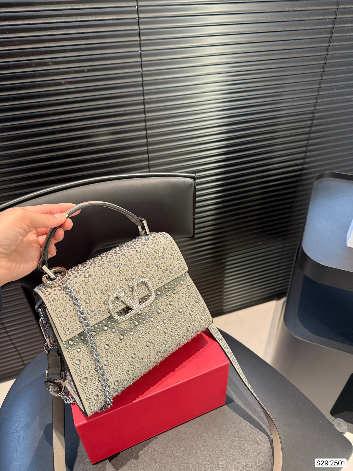 P195 配折叠盒子 valentino vsling 满钻托特包 华伦天奴一款手提包，连接肩带的话，可以作为单肩包 或斜挎包使用 包包正面的V标华伦天奴特有的标志 高级感 时髦 good #华伦天奴尺寸：19 14 货号2501