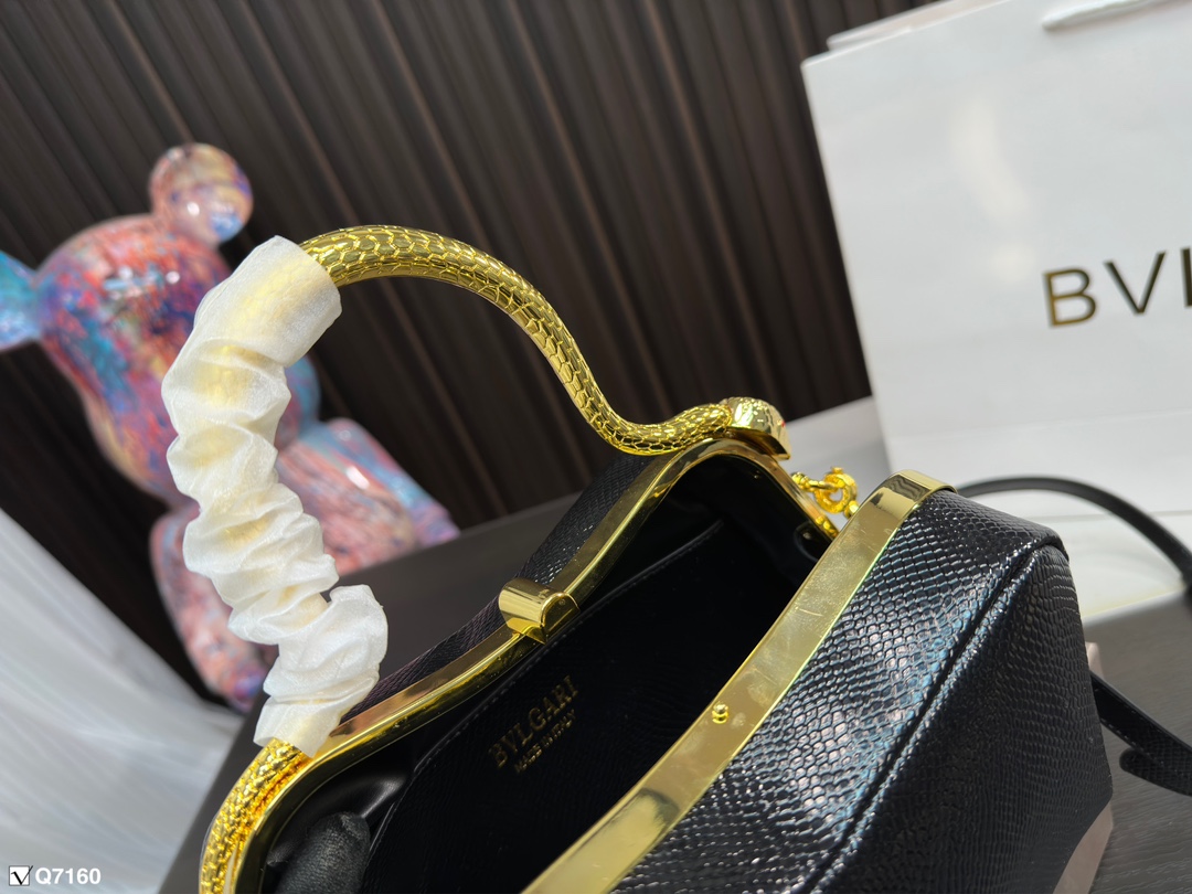 💰145 配盒子 宝格丽 新款 让整个包更立体，无论何时何地都像一个工艺品的存在，适合出席重要的场合，晚宴Party 之类的 尺寸：27 14cm