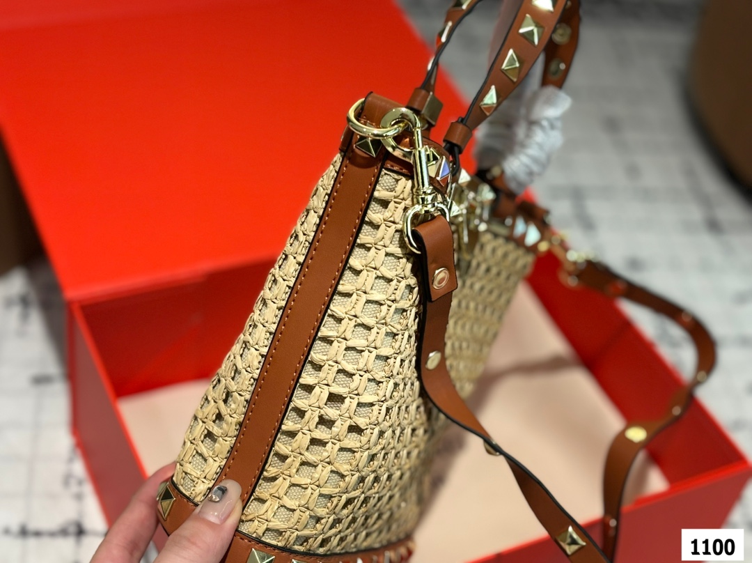 P175 配折叠盒子 Valentino 华伦天奴编织包24春夏浓浓的度假风，却也适合日常觉得这样的包包得有一个，毕竟，海浪、沙滩，没人想拒绝# 尺寸：16 18.5