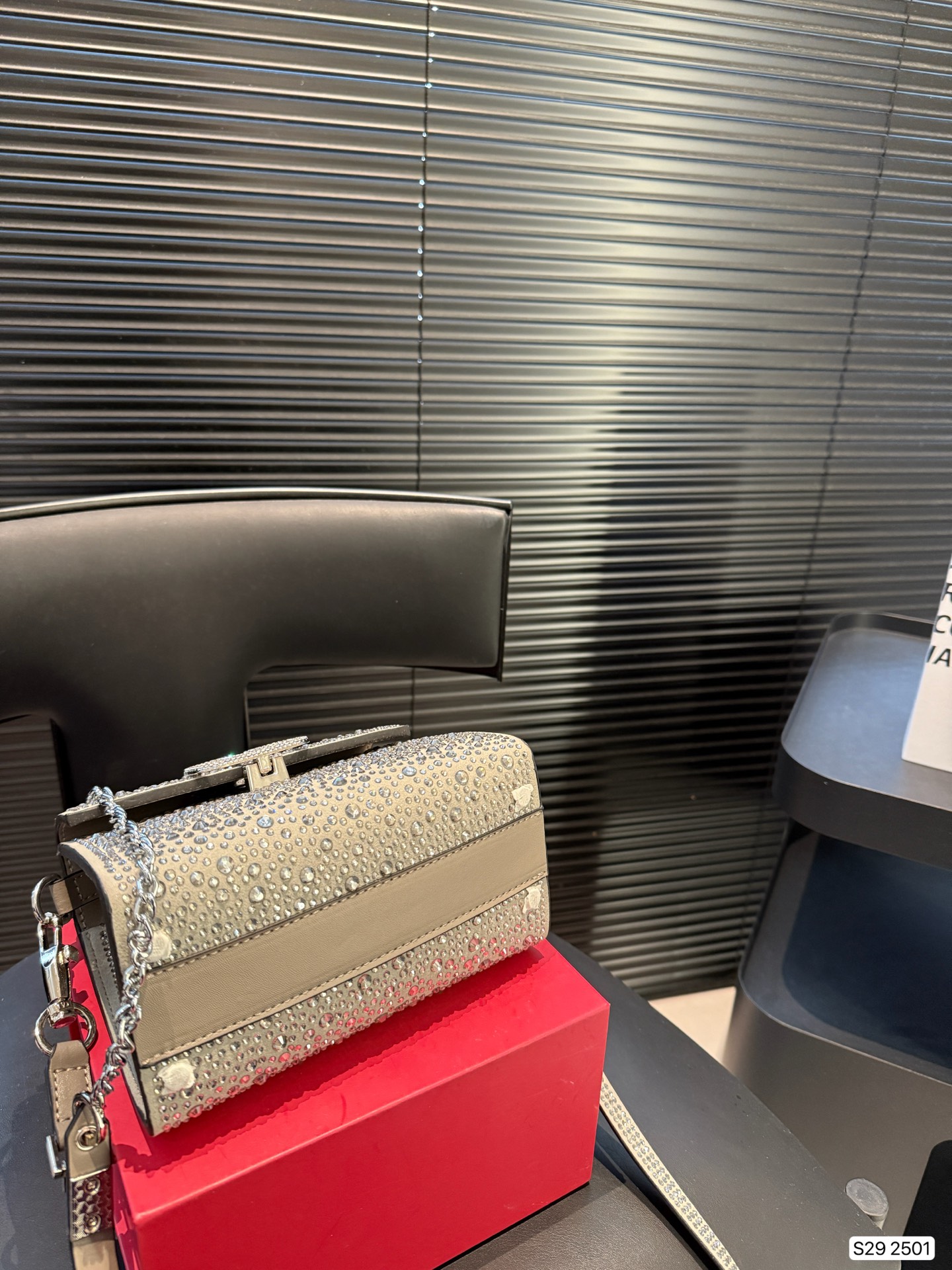 P195 配折叠盒子 valentino vsling 满钻托特包 华伦天奴一款手提包，连接肩带的话，可以作为单肩包 或斜挎包使用 包包正面的V标华伦天奴特有的标志 高级感 时髦 good #华伦天奴尺寸：19 14 货号2501