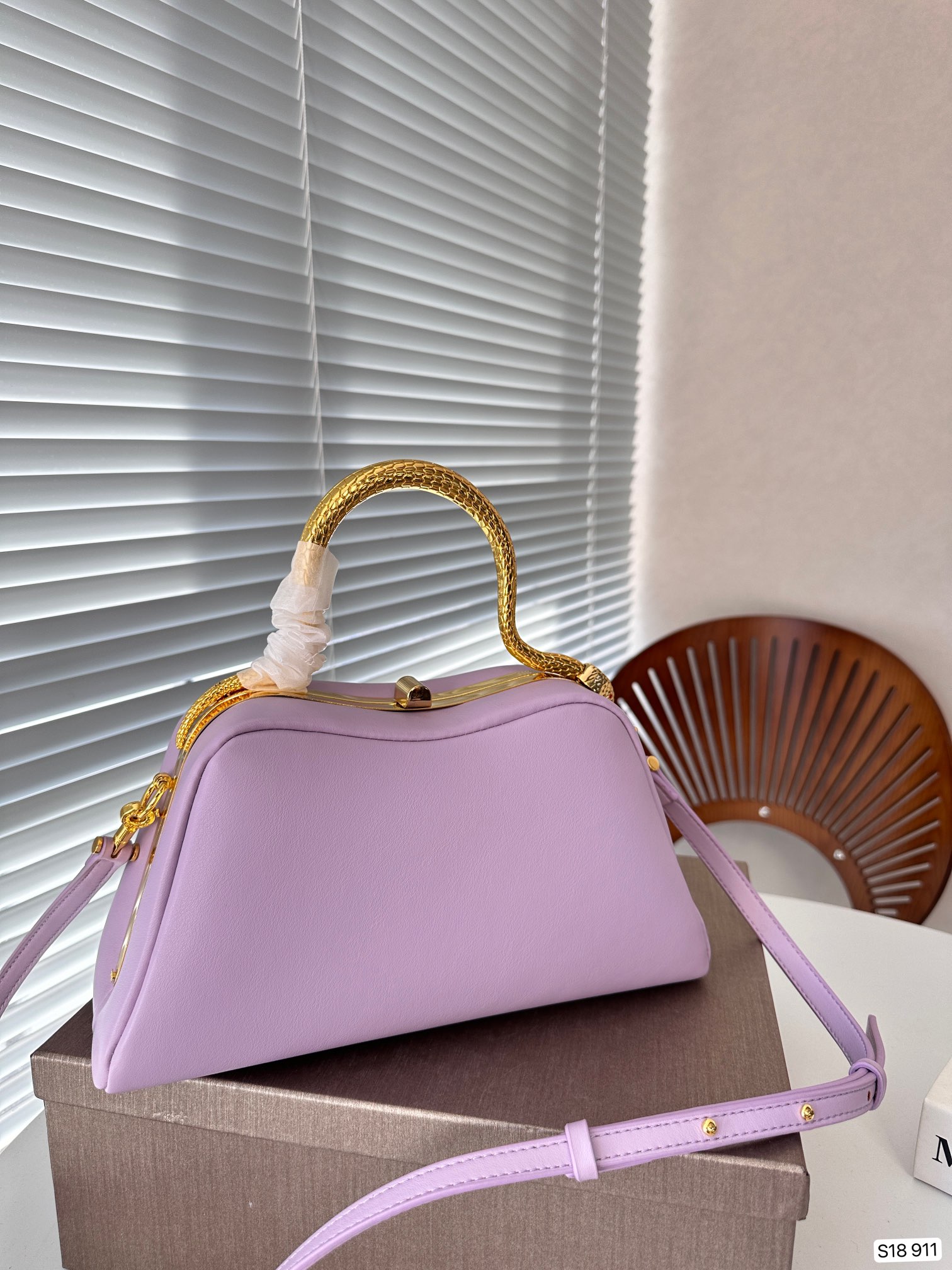 P140 配盒子 酷女孩必备单品甲宝格丽蛇头包 哇塞～这金属蛇形手柄高级感满满 拽拽的金色搭配， 既可手提也可肩背、斜挎 神秘而又酷炫，让人着迷 尺寸：28 14 货号911