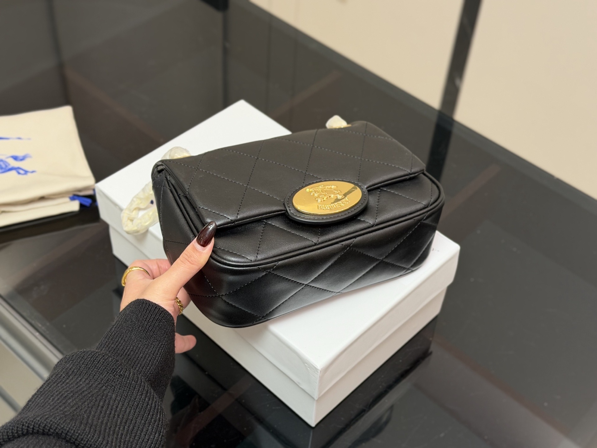 &yen;190 配盒 size：23*17cm 巴宝莉Lola 新品链条包 皮质加上珩缝工艺 写满了高级！ 和我的基础款怎么搭都好看！