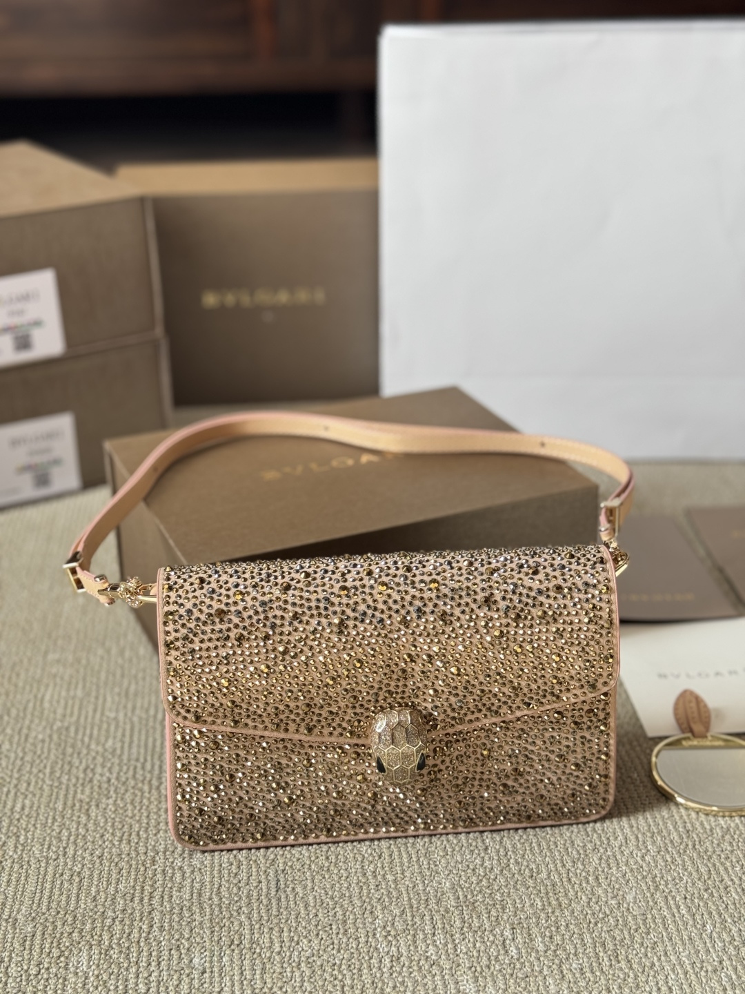 顶级原单 纯牛皮 p245 宝格丽Bvlgari 神仙合作款 Ss25限定系列 撞色新款 原版珐琅蛇头 A爆啦 原单品 Woc风琴包 内里原版隔断 [得意]可单肩可斜挎 万年不过时 专柜对版 彰显高级品味 如果女人衣柜里面没有一款宝格丽就称不上一个完美的女人❤️进口原版珐琅蛇头扣 五金扣好质感巨百搭，质量好到爆棚 版型油边超级牛[得意][得意]细节决定品质[玫瑰]尺寸：20 16cm