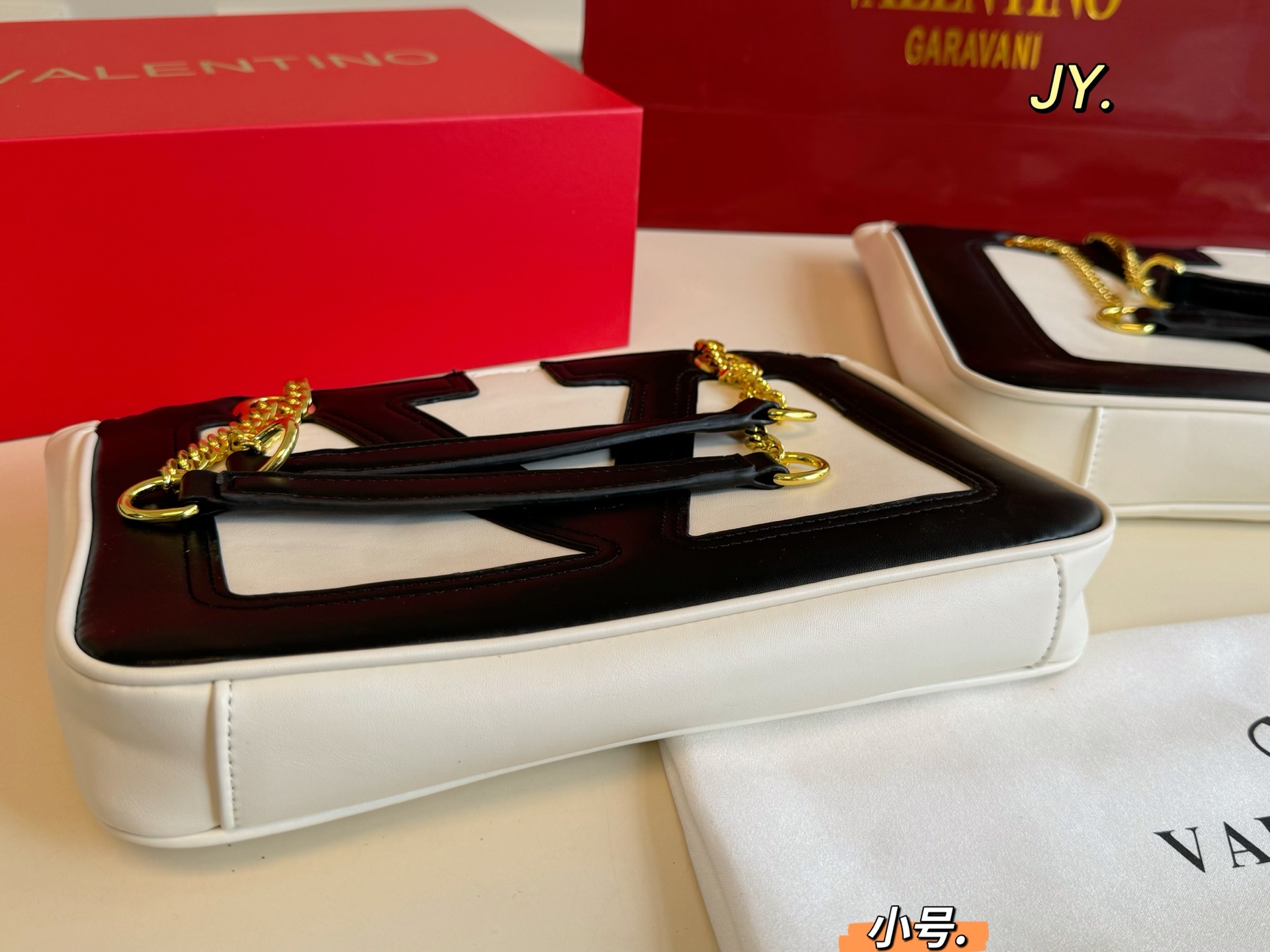 P135大号 P125小号(折叠盒) size:37×26大号 27×18小号 Valentino华伦天奴25 viva supestar 链条腋下包 醒目大logo,辨识度超高 吸睛有质感 高级感溢出来啦 这颜值上身很百搭的呦‼️