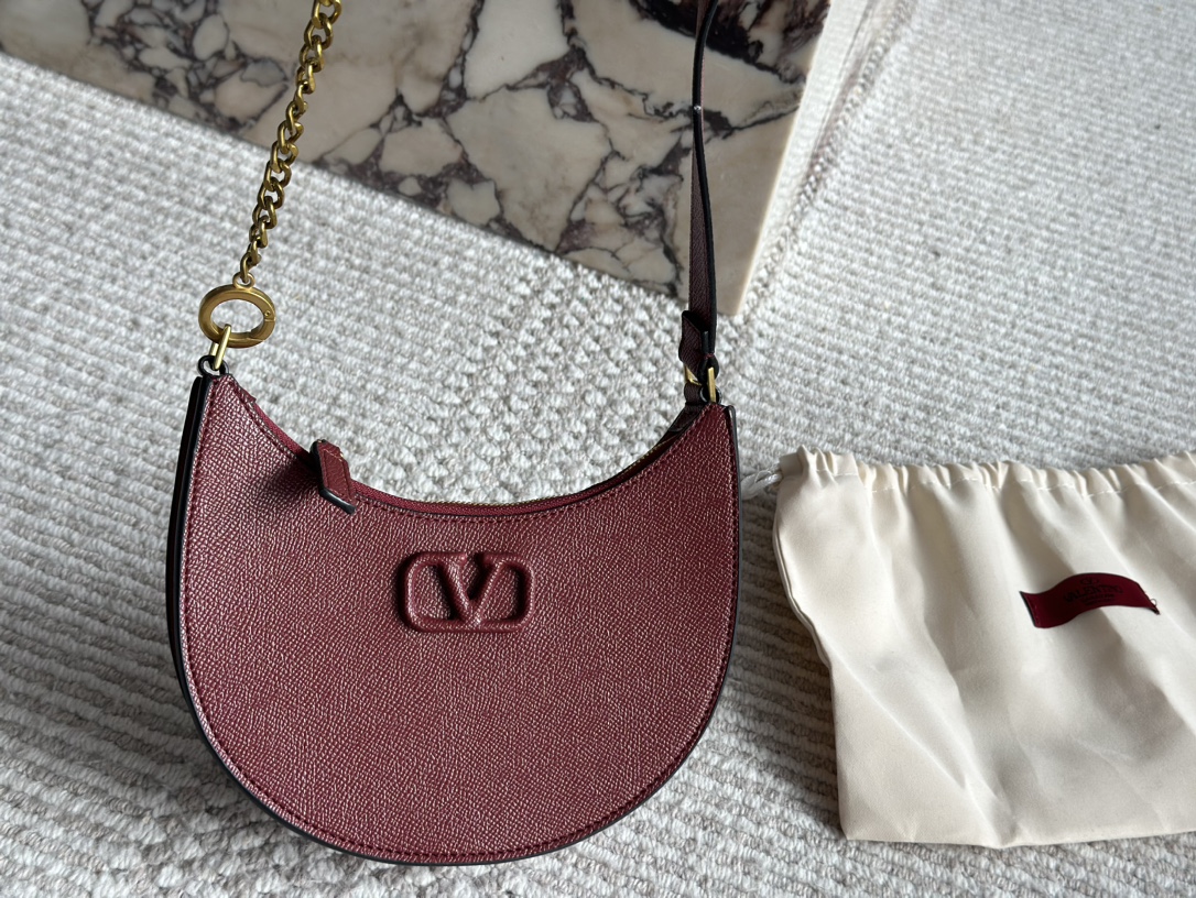 P175 折叠礼盒 Valentino 华伦天奴Loco 绝美仙女必备 也太好看了叭 手提单肩包 解锁时尚魅力 可盐可甜 整条街最靓的女孩 尺寸 20 13cm