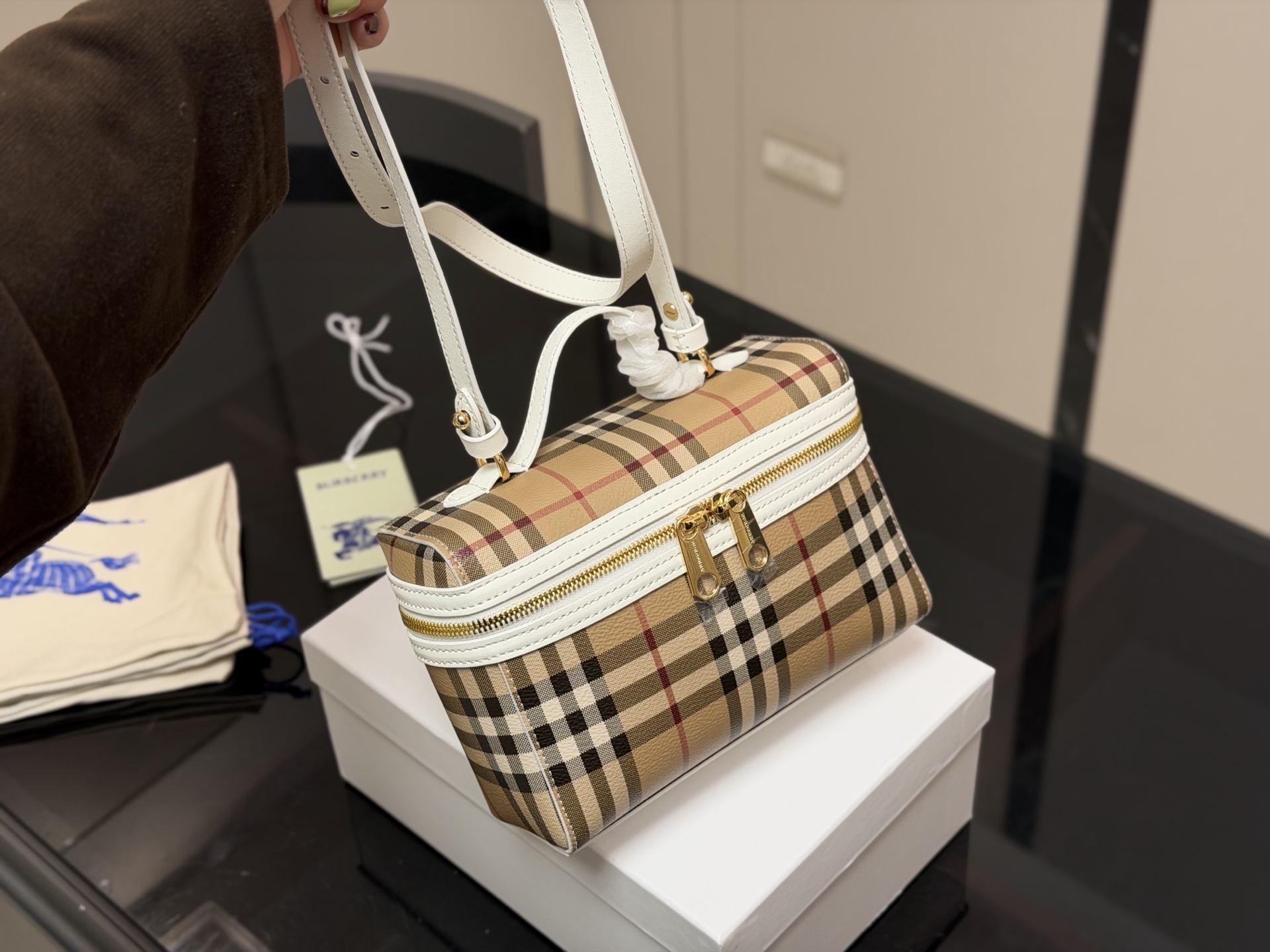 ¥170 配盒 size:20(底宽)*14cm(高) 巴宝莉LP小盒子包 性价比超高的一只格纹小盒子 真的好可爱呀 可甜可盐太可爱啦! 可以手拿可以肩背长度刚刚好