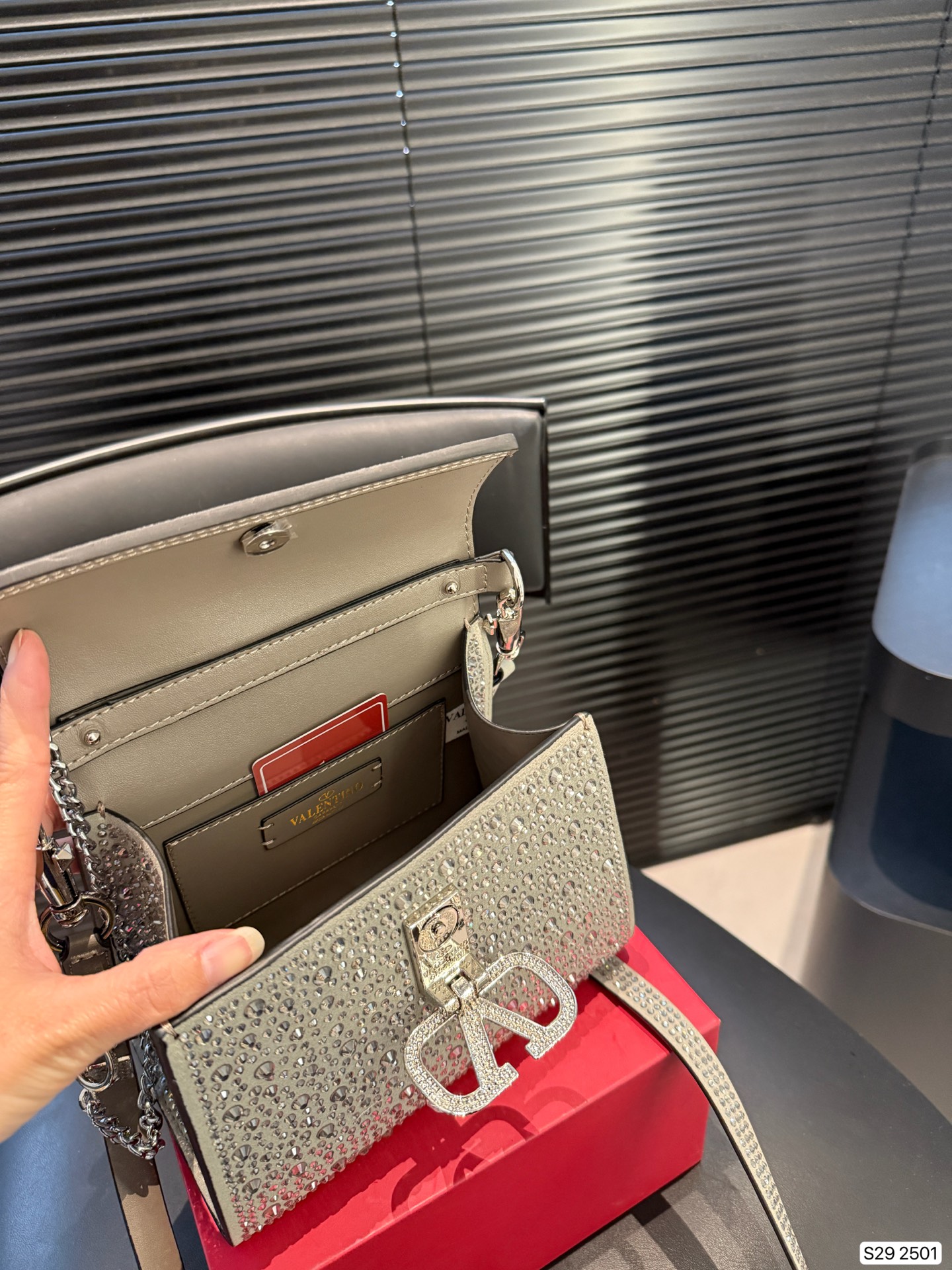 P195 配折叠盒子 valentino vsling 满钻托特包 华伦天奴一款手提包，连接肩带的话，可以作为单肩包 或斜挎包使用 包包正面的V标华伦天奴特有的标志 高级感 时髦 good #华伦天奴尺寸：19 14 货号2501