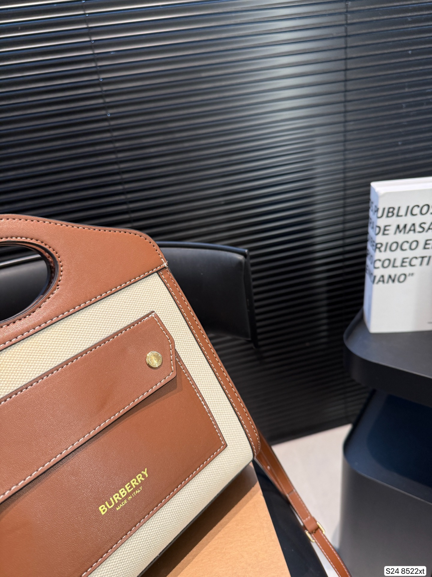 P170 配折叠盒 这款包包算是Burberry家的爆款啦‼️白棕双拼,满满的复古文艺风,又有一种优雅的高级感,更是时尚达人明星街拍的常客了~ 尺寸23 22 货号8522