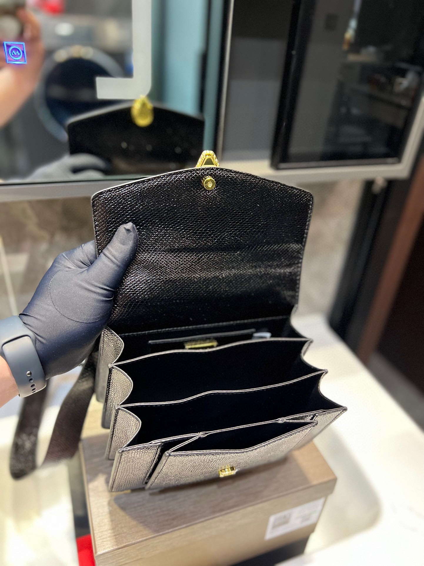 ❤️P155（礼盒包装）❤️ 宝格丽劲爆款！众多明星同款，包包小巧圆润饱满，标志性的蛇头扣点缀玛瑙石，柔软小羊皮包身拿在手里超级有质感，真是气质无敌了，分享给你们，不能我一个人种草！t尺寸：21 18