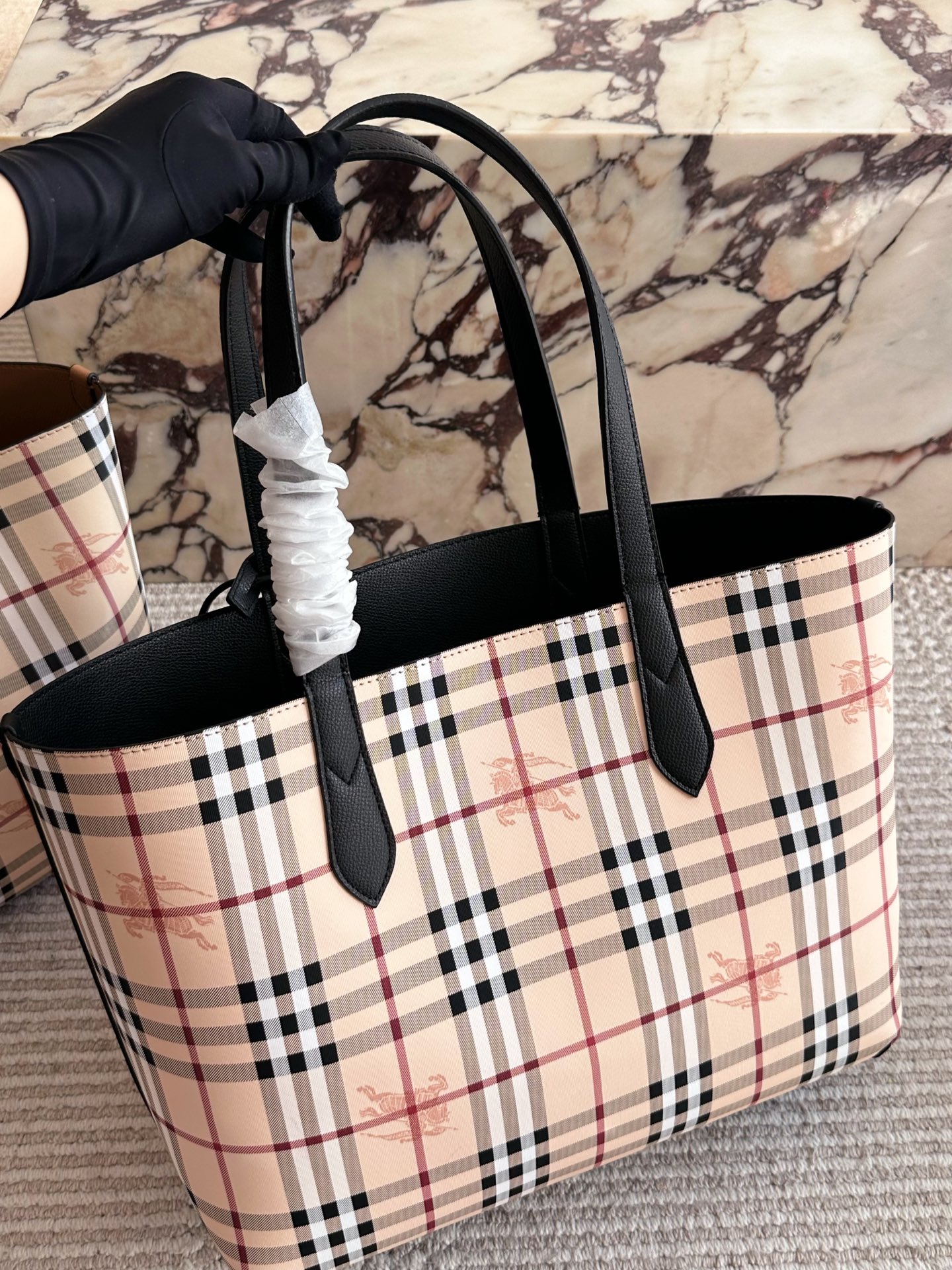 p150 Burberry巴宝莉经典款双面托特包 Burberry巴宝莉双面tote托特包,最喜欢的托特包~ 经典格纹和黑色两面都可以使用,上 身给人简约利落的感觉 一年四季都能背,百搭又耐看,最主要是非常实用~ 容量超大,短途旅行、上 班上学用来放书或者资料都OK台还可以用来当妈咪包哦 自己配个内胆东西就可以归类,方便拿东西还安全! 35cm无盒