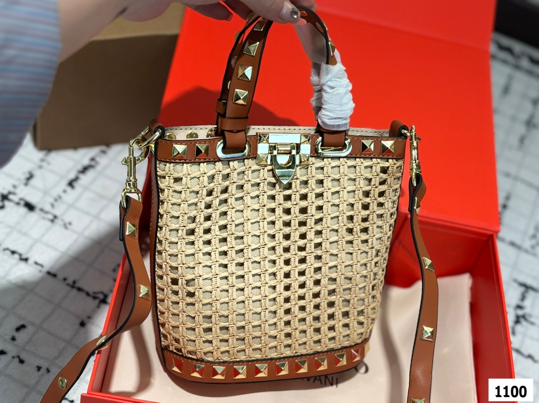 P175 配折叠盒子 Valentino 华伦天奴编织包24春夏浓浓的度假风，却也适合日常觉得这样的包包得有一个，毕竟，海浪、沙滩，没人想拒绝# 尺寸：16 18.5