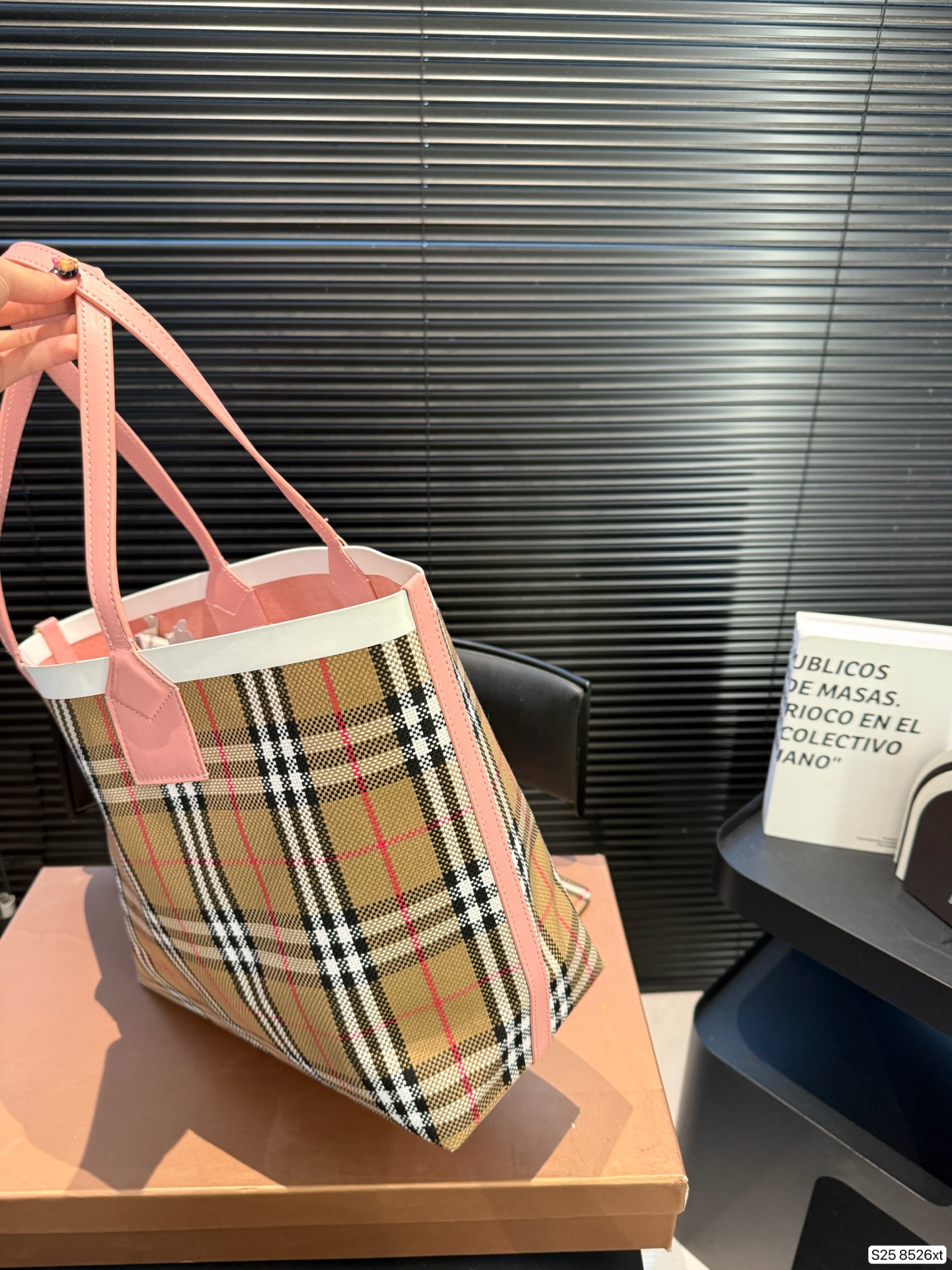 P175 配盒子Burberry 经典格纹包包 这样的经典格纹，就算没有logo，也能够一眼辨别出来它是Burberry！ 高级感真是无法拒绝 超大容量的托特包耐用又能装～ 尺寸34 29 货号8526