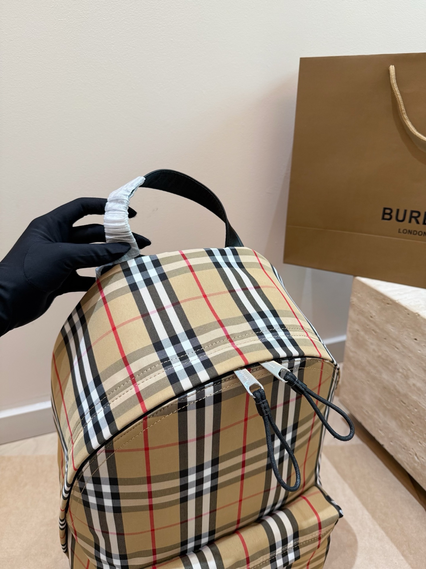 P150 每一季Bur*总要做一件爆款来提升知名度，顺便带动整个品牌的销量。今年春季，这个爆款非&ldquo;The Rucksack军旅背包&rdquo;莫属。巴宝莉双肩包🎒这款背包以标志性Burberry Trench风衣的独创面料作为灵感来源，采用与棉质嘎巴甸同为密织结构的柔韧尼龙材质制成。尺寸：28*37