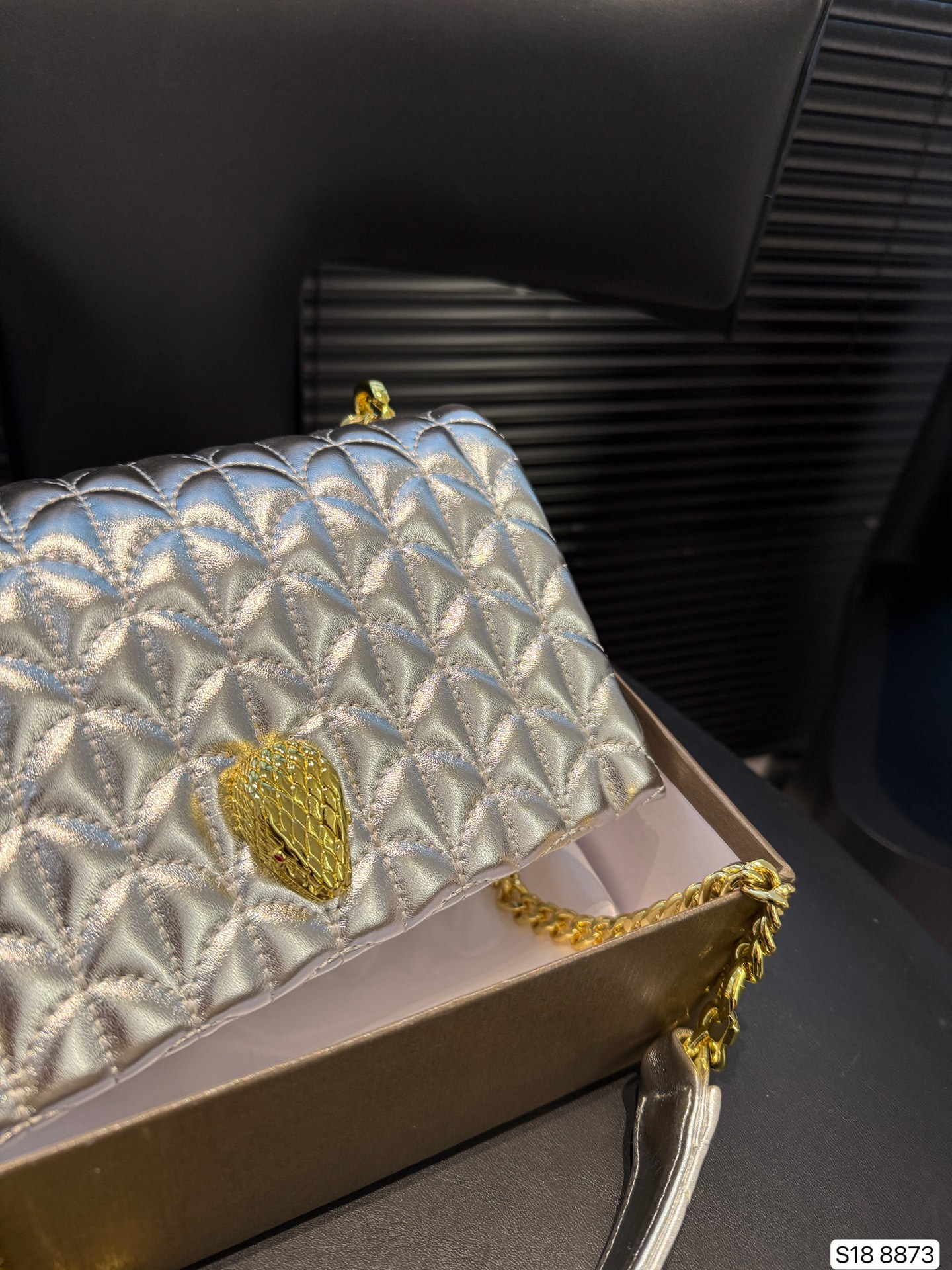 P140 配盒子 只有宝格丽可以把珠宝的精致工艺完美地展现在包包上，体现了罗马艺术灵感与珠宝工艺完美结合。包上满是罗马卡拉卡拉的马赛克图案，也就是我们通常所说的扇子。宝格丽高识别度包包，适合平时和特别场合背，又不会轻易撞包。 尺寸21 14 货号8873