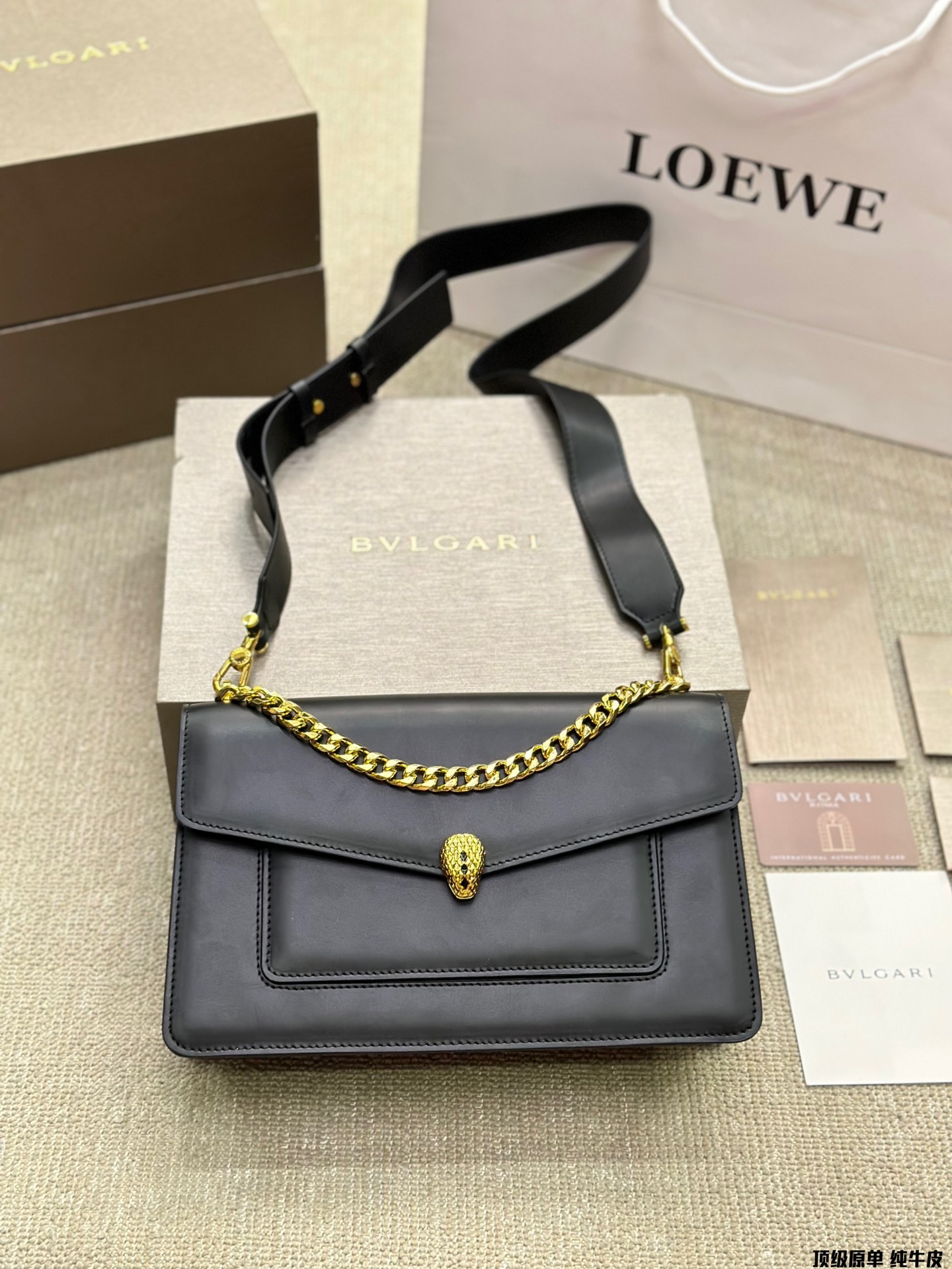 顶级原单 纯牛皮p220 宝格丽Bvlgari 神仙合作款 Ss24限定系列 撞色新款 原版珐琅蛇头 A爆啦 原单品 Woc风琴包 内里原版隔断 [得意]可单肩可斜挎 万年不过时 专柜对版 彰显高级品味 如果女人衣柜里面没有一款宝格丽就称不上一个完美的女人❤️进口原版珐琅蛇头扣 五金扣好质感巨百搭，质量好到爆棚 版型油边超级牛[得意][得意]细节决定品质[玫瑰]尺寸：25cm