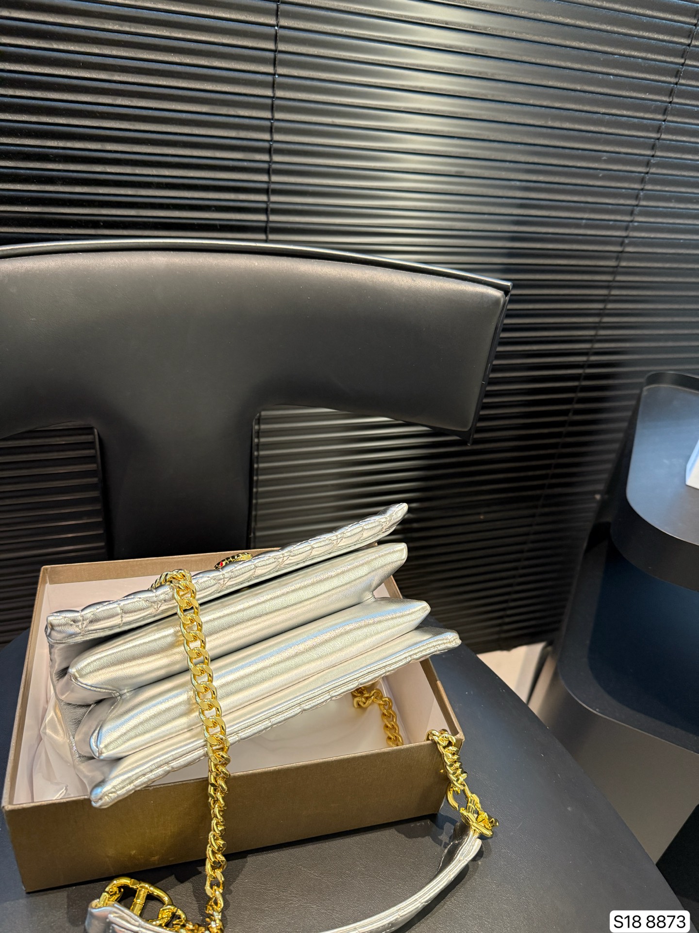 P140 配盒子 只有宝格丽可以把珠宝的精致工艺完美地展现在包包上，体现了罗马艺术灵感与珠宝工艺完美结合。包上满是罗马卡拉卡拉的马赛克图案，也就是我们通常所说的扇子。宝格丽高识别度包包，适合平时和特别场合背，又不会轻易撞包。 尺寸21 14 货号8873