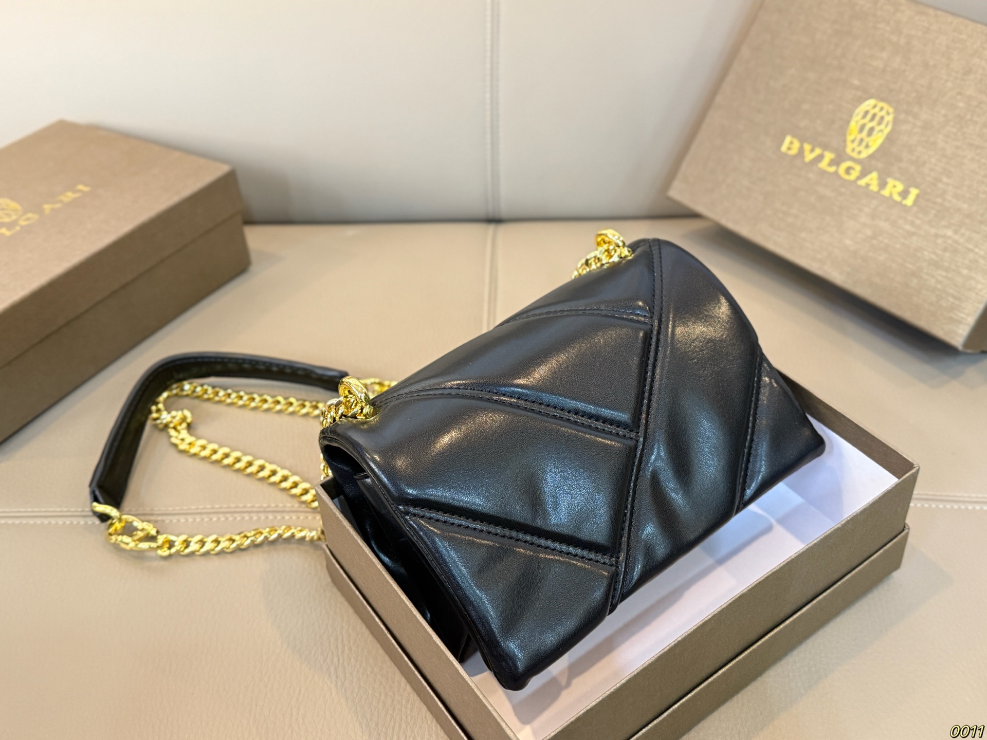 &yen;140配盒 宝格丽 Bvlgari蛇头包 ⚠️顶级原单 不愧是开挂般的存在 包身轻便 百搭 给予满满的高级感 尺寸21 13
