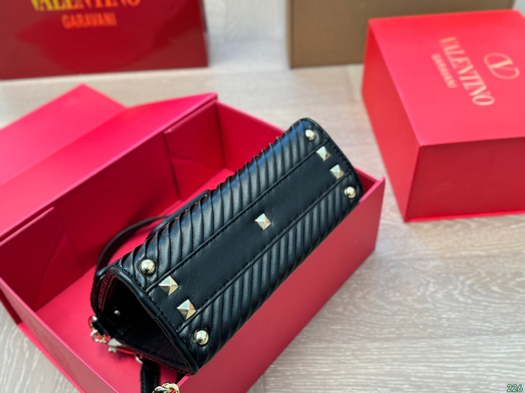 ¥170折叠盒 华伦天奴Valentino手提包 简约的包身廓形解锁时尚魅力 可盐可甜 让你成为整条街最靓的女孩 很百搭哦 yyds 尺寸:21 16